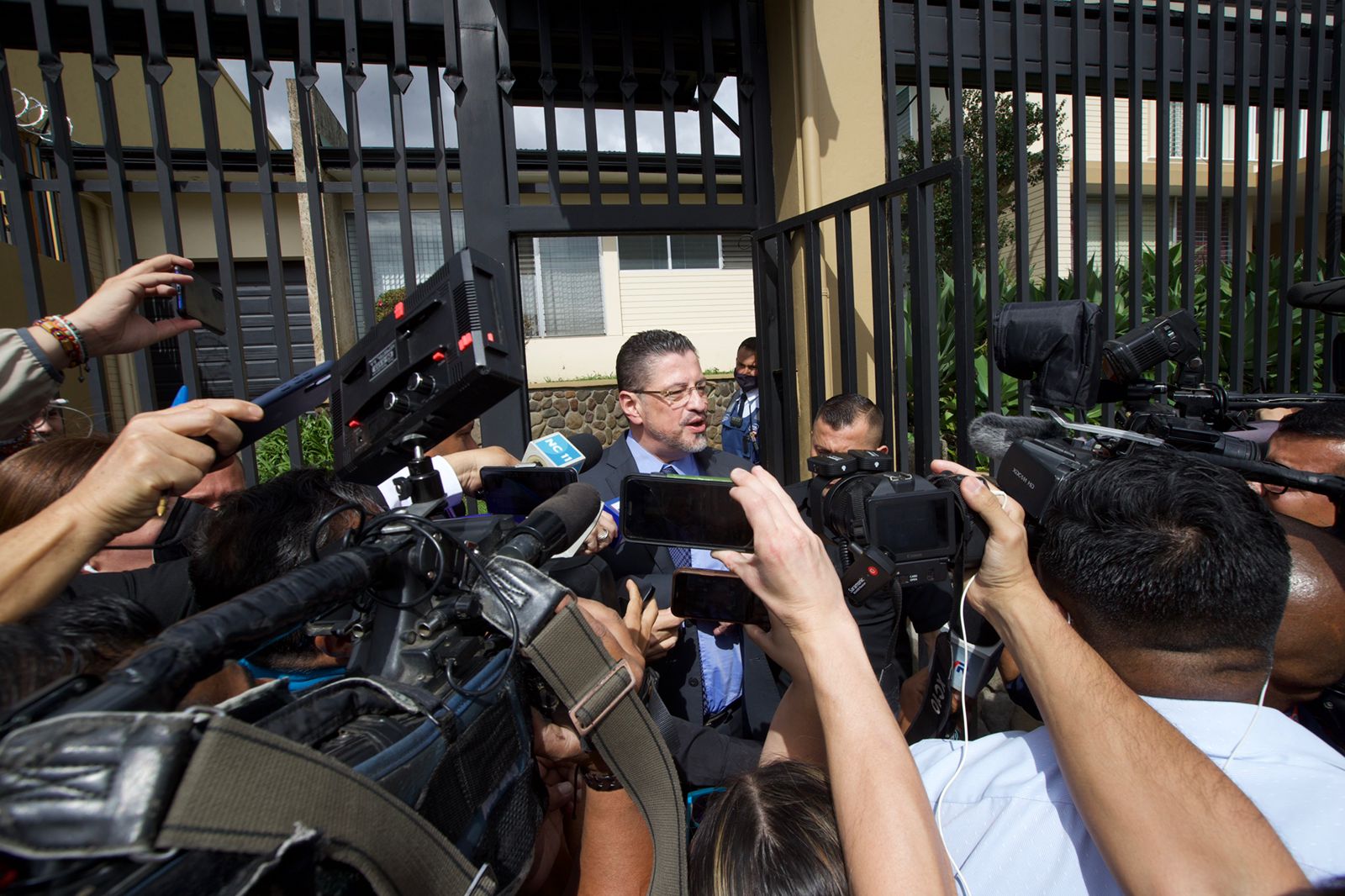 El presidente Chaves se presentó en las oficinas de la Fiscalía General de la República alrededor de las 2 p. m. de este jueves.