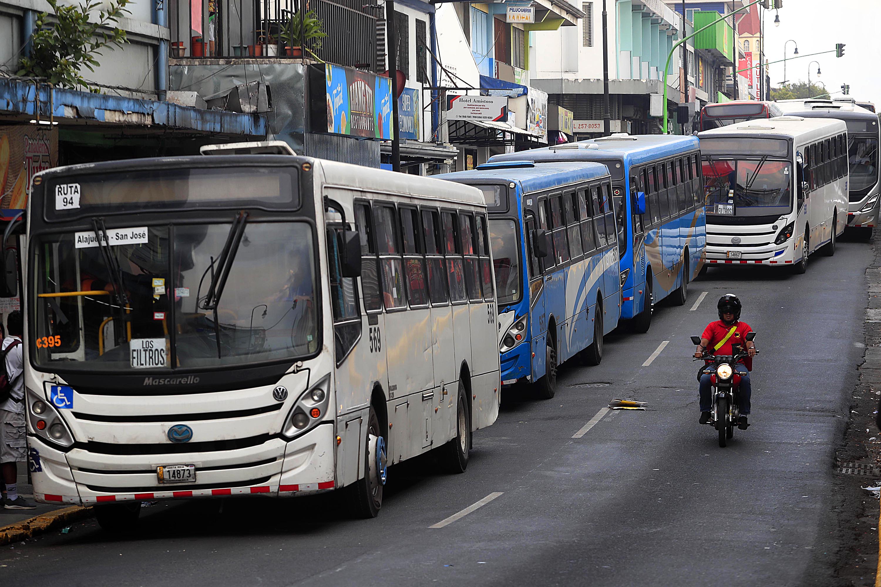 26/04/2023 San José, Calle 8. Buses en mal estado siguen circulando pese a que ya cumplieron vida útil.