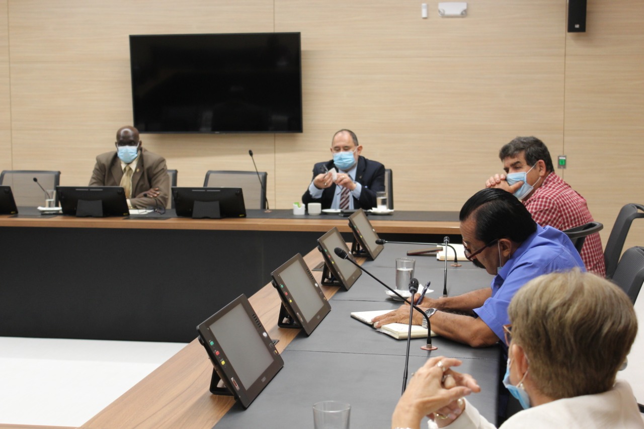 Gobierno accedió a negociar con los dirigentes de Rescate Nacional, tras una reunión mediada por el presidente de la Asamblea Legislativa, Eduardo Cruickshank. Foto: Despacho de la Presidencia del Congreso.