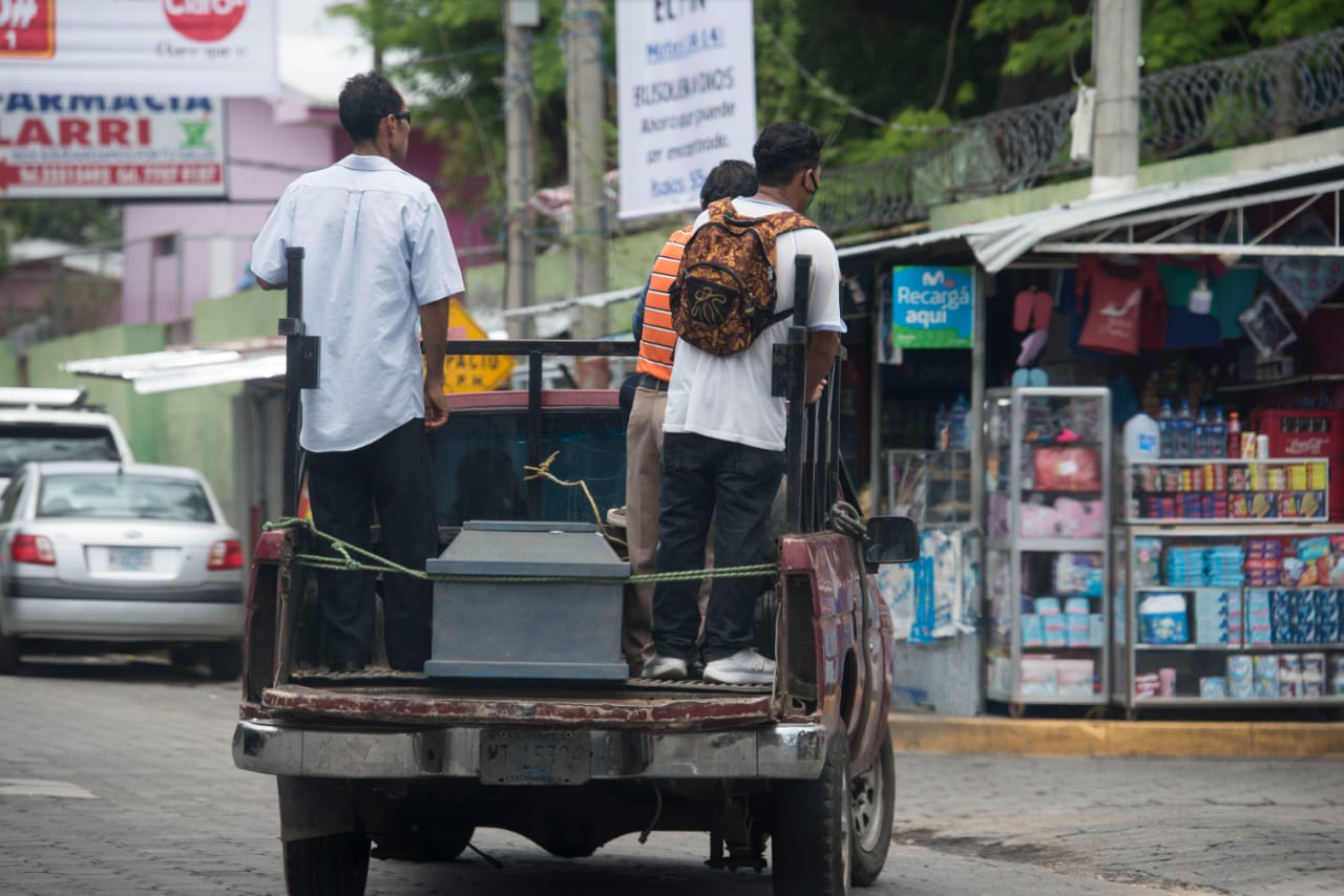 20/05/2020. En el Hospital Alemán Nicaragüense, el centro de referencia para la atención de pacientes sospechosos y positivos por Covid-19 en Managua, Nicaragua, entran camiones y carros fúnebres a realizar el retiros de las personas que fallecen por coronavirus. Los vehículos salen por el portón N° 2 del hospital y van directo a los cementerio. Foto: Jader Flores/La Prensa para LN
