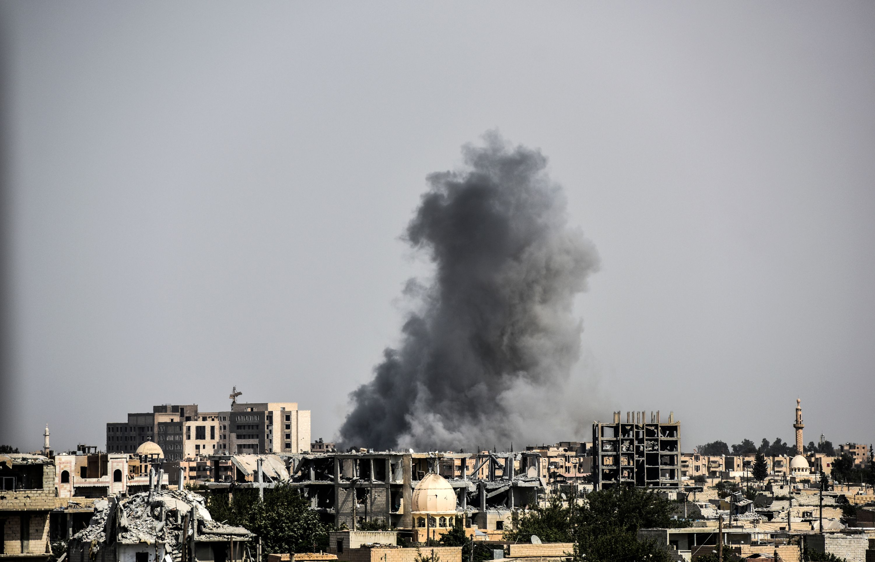 Una columna de humo luego de un ataque aéreo en la línea del frente occidental de Raqa, durante una ofensiva de las Fuerzas Democráticas Sirias apoyadas por Estados Unidos. Foto: AFP