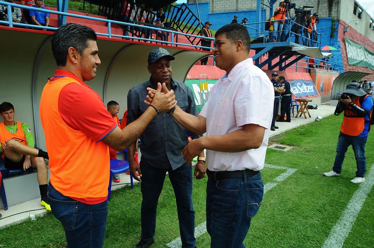 Rónald Gómez saluda a Mauricio Solís, quien fue asistente de Hernán Medford en Municipal. Fotografía: Nuestro Diario.