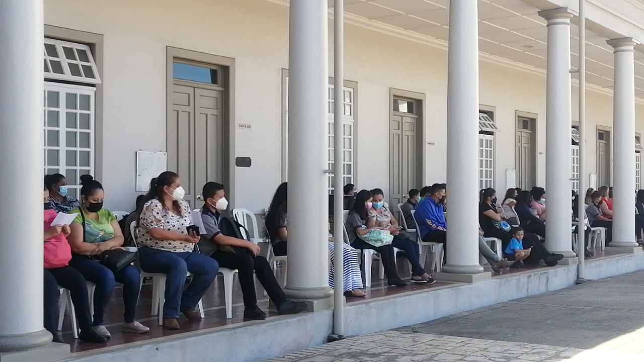 Padres y estudiantes de sétimo esperaban en el Colegio San Luis Gonzaga. Aquí hay 16 grupos de sétimo, por lo que entraron de forma escalonada. Foto: Keyna Calderón