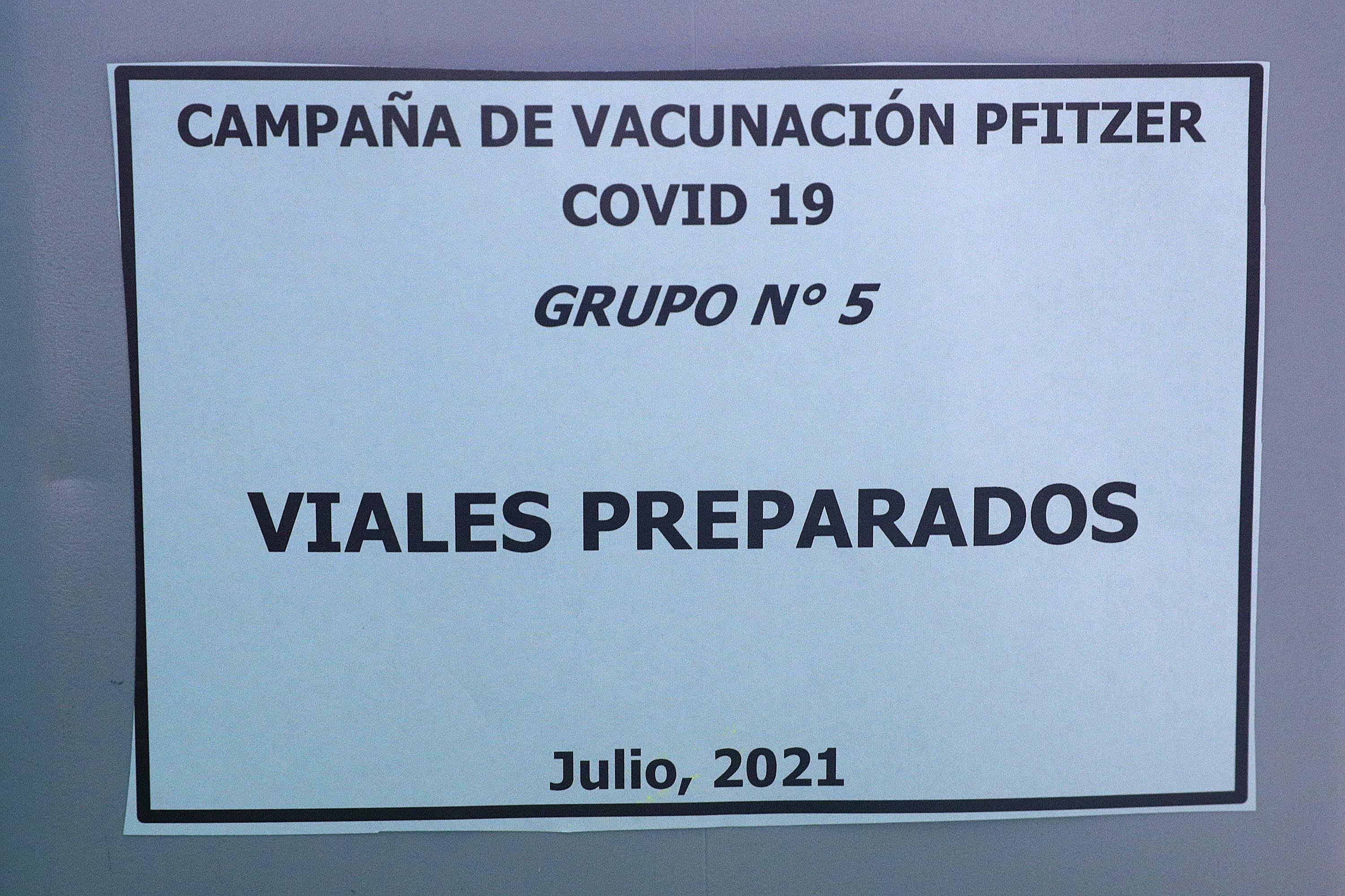 16/07/2021 Cartago. Cientos de personas madrugaron por vacuna en primer día de apertura a grupo entre 40 y 57 años. CCSS intensifica campaña para usar más de 500.000 dosis contra covid-19 donadas por Estados Unidos y avanzar hacia inmunidad de rebaño. Foto: Rafael Pacheco Granados
