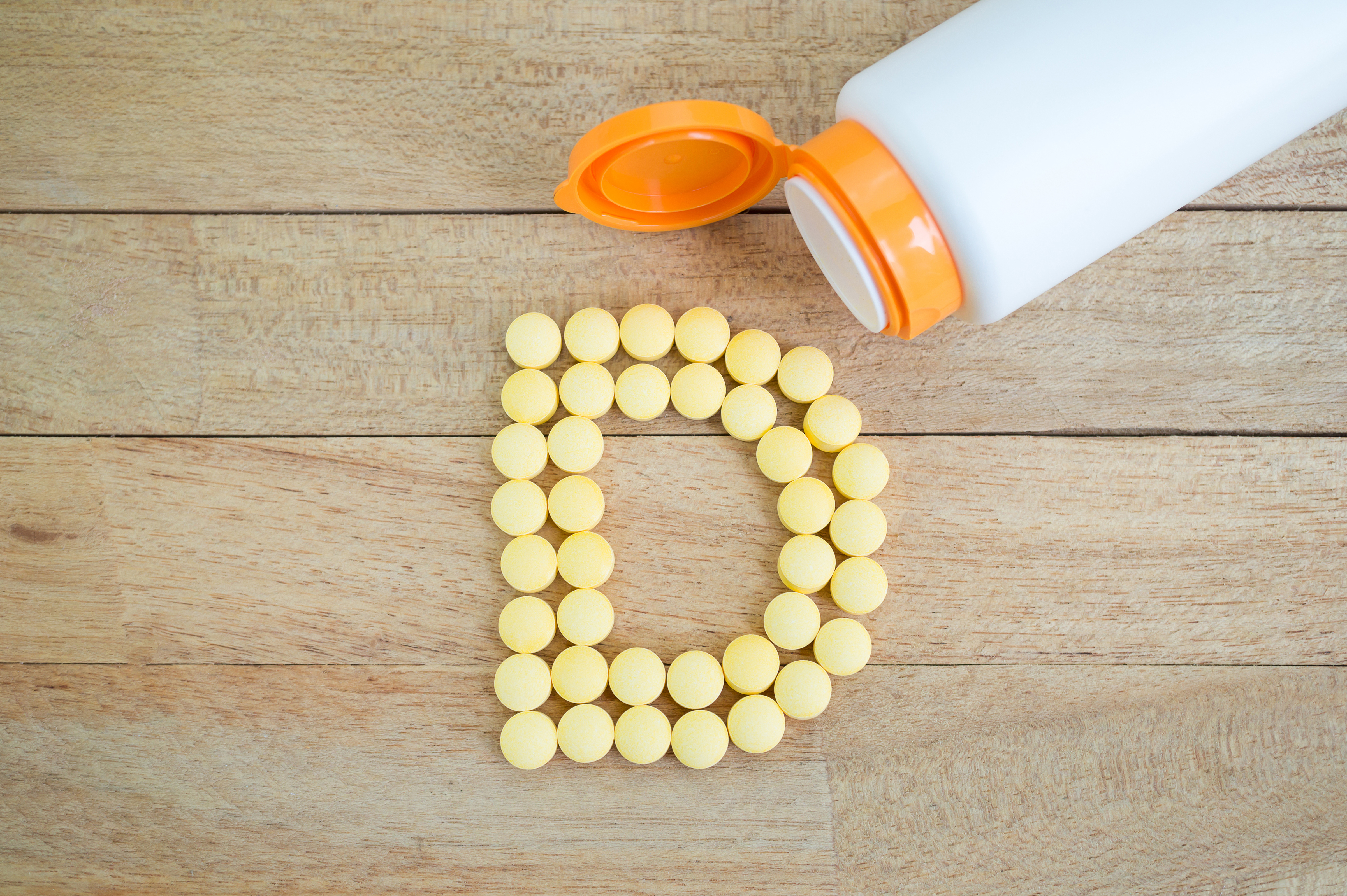La vitamina D es esencial para absorber el calcio. La piel la produce naturalmente al exponerse al Sol, pero la mayoría de las personas tiene una deficiencia de esta vitamina, que alcanza 40% entre los europeos. Foto: Shutterstock