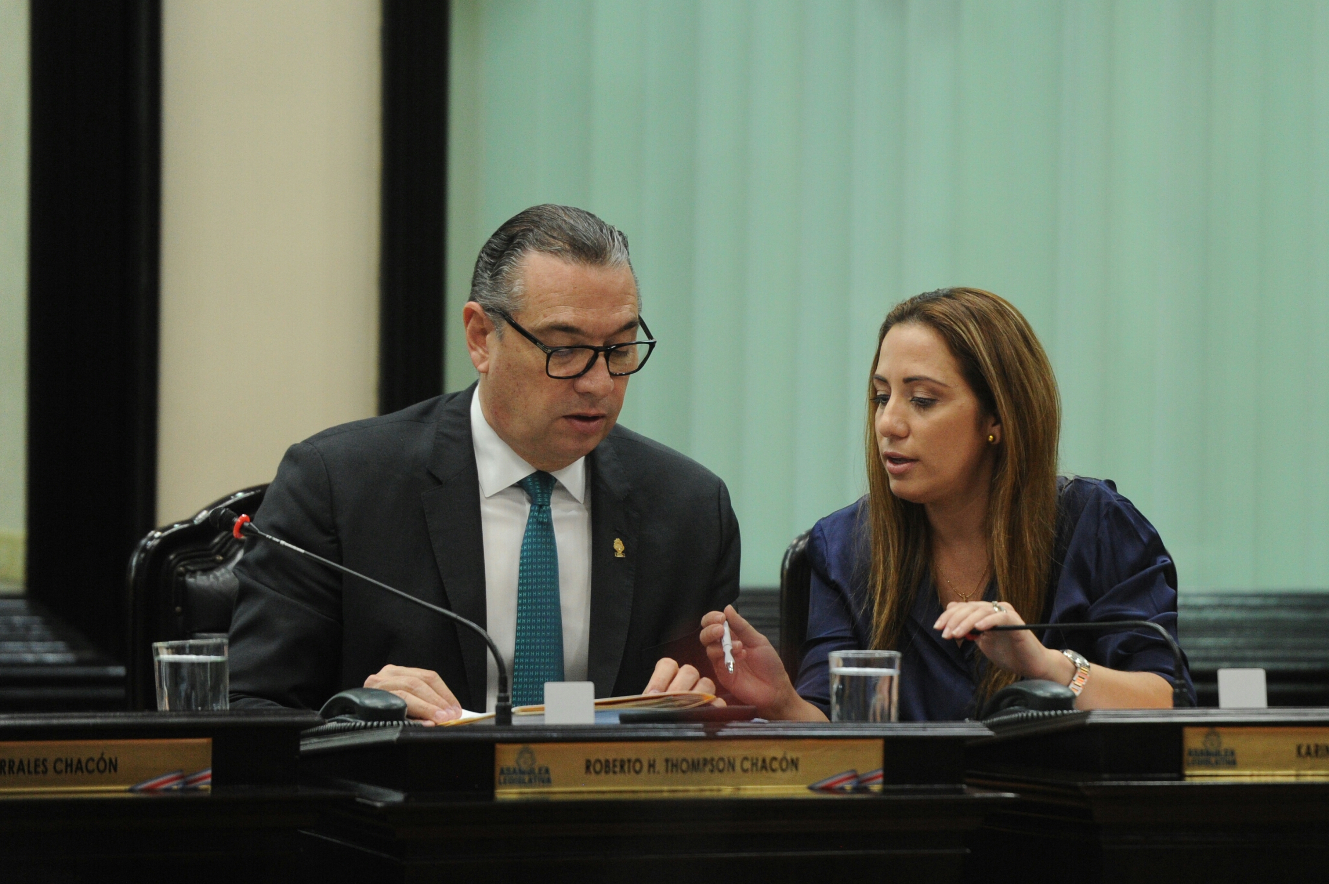 14/08/2018. Asamblea Legislativa. Forografías de los diputados en la sesión del Plenario. En la foto los diputados Roberto Thompson y Karine Niño. Fotos Melissa Fernández