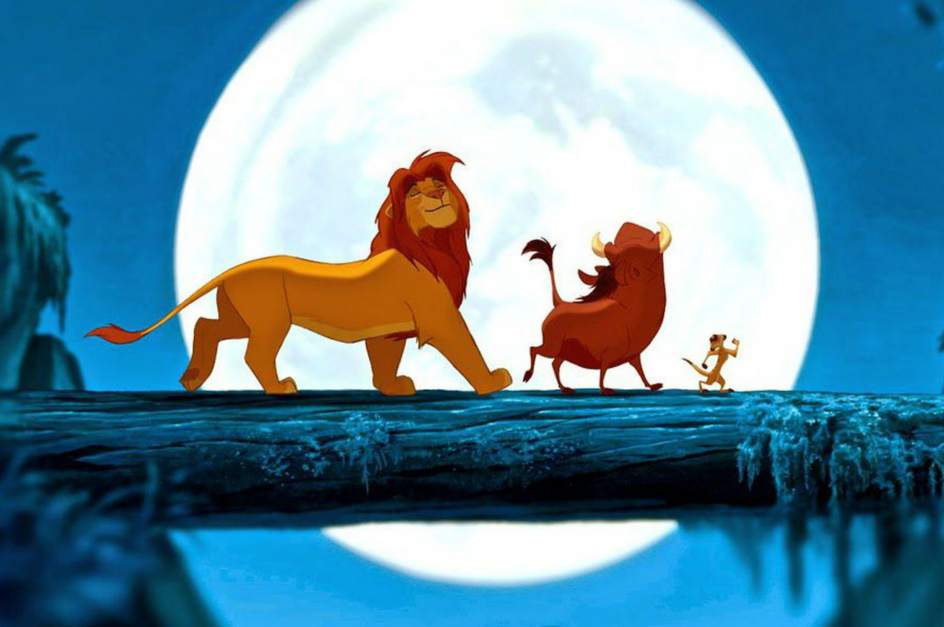 Tras la muerte de su padre, Simba vuelve a enfrentar a su malvado tío, Scar, y reclamar el trono de rey.
Disney