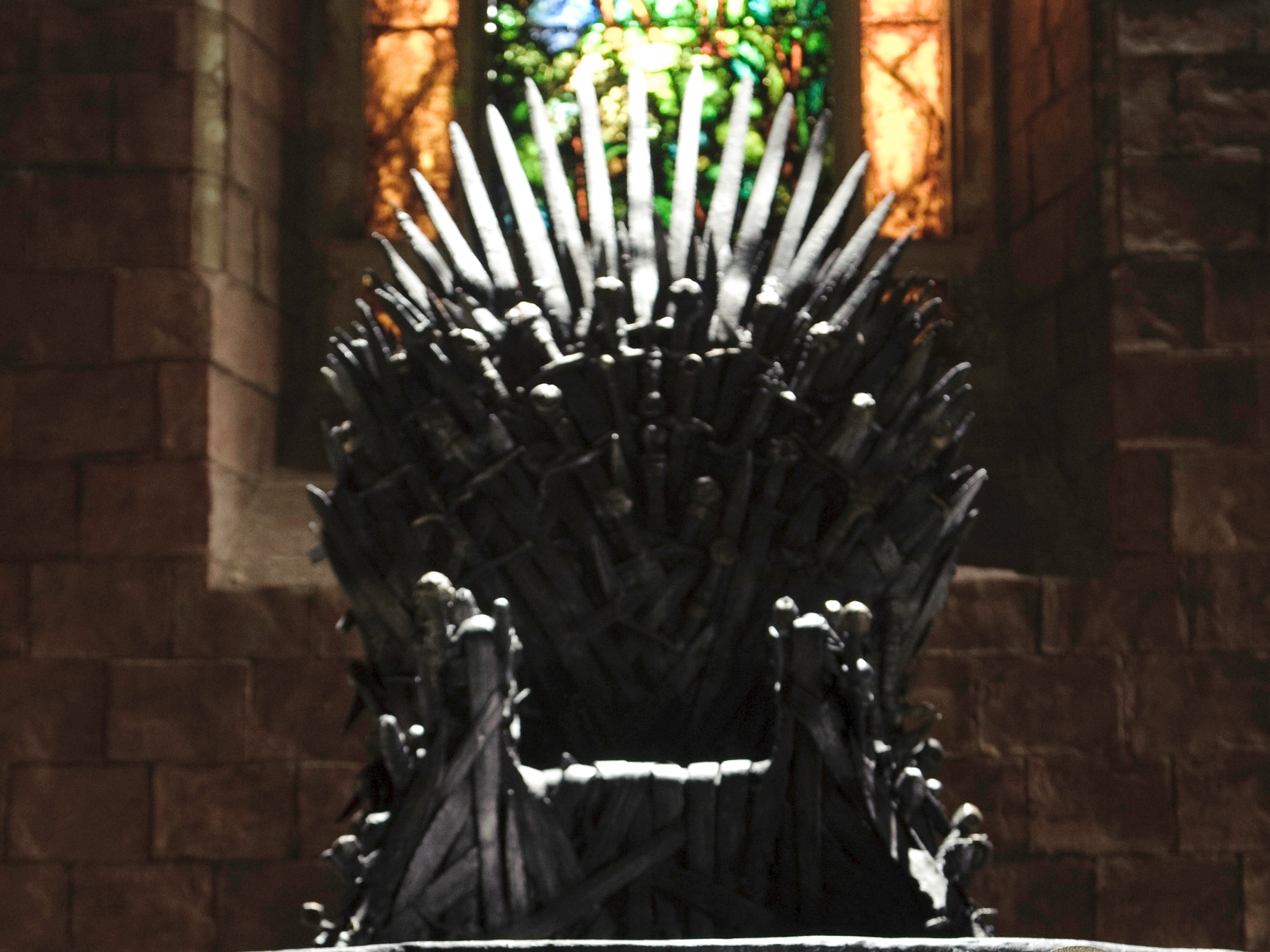 Esta serie, basada en los libros de George R.R. Martin, muestra la competencia entre familias nobles de siete reinos de Westeros, cuya finalidad es ganar el control sobre el Trono de Hierro.