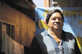 Sergio Rojas,fue electo nuevamente presidente de la ADI (Asociación de Desarrollo Integral de la comunidad indígena de Salitre, Buenos Aires de Puntarenas) el pasado 23 de agosto en la Asamblea General de afiliados de esta asociación
Sin embargo una resolución (DRL No. 120-2015) dictada por Ministerio de Gobernación y Policía y DINADECO (Dirección Nacional de Desarrollo de la Comunidad) con fecha del 1º de octubre del 2015, anula dicha asamblea y decreta la invalidez de cualquier nombramiento efectuado en los puestos de la Junta Directiva de ADI.
Fotografía: Jose Díaz, 2 de octubre del 2015, Salitre.