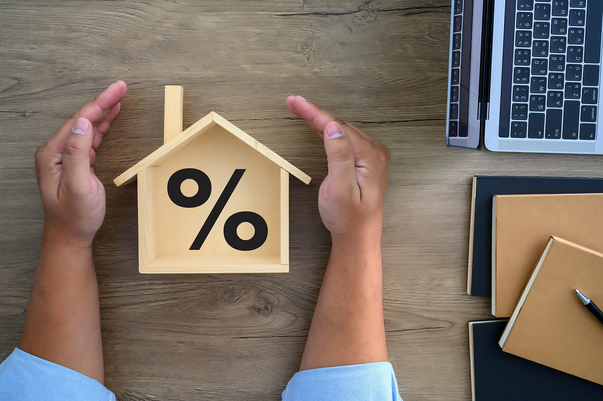 Las personas están haciendo esfuerzos para pagar las cuotas, cada vez más altas, de sus créditos de vivienda, por ejemplo.