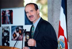 El presidente de la República, José María Figueres, anunció ayer, en la Casa Presidencial, la noticia de la llegada de la empresa Intel a Costa Rica. El mandatario también solicitó a los diputados la aprobación del proyecto de ley denominado "Apoyo a la ampliación y consolidación de los servicios de informática educativa en Costa Rica".