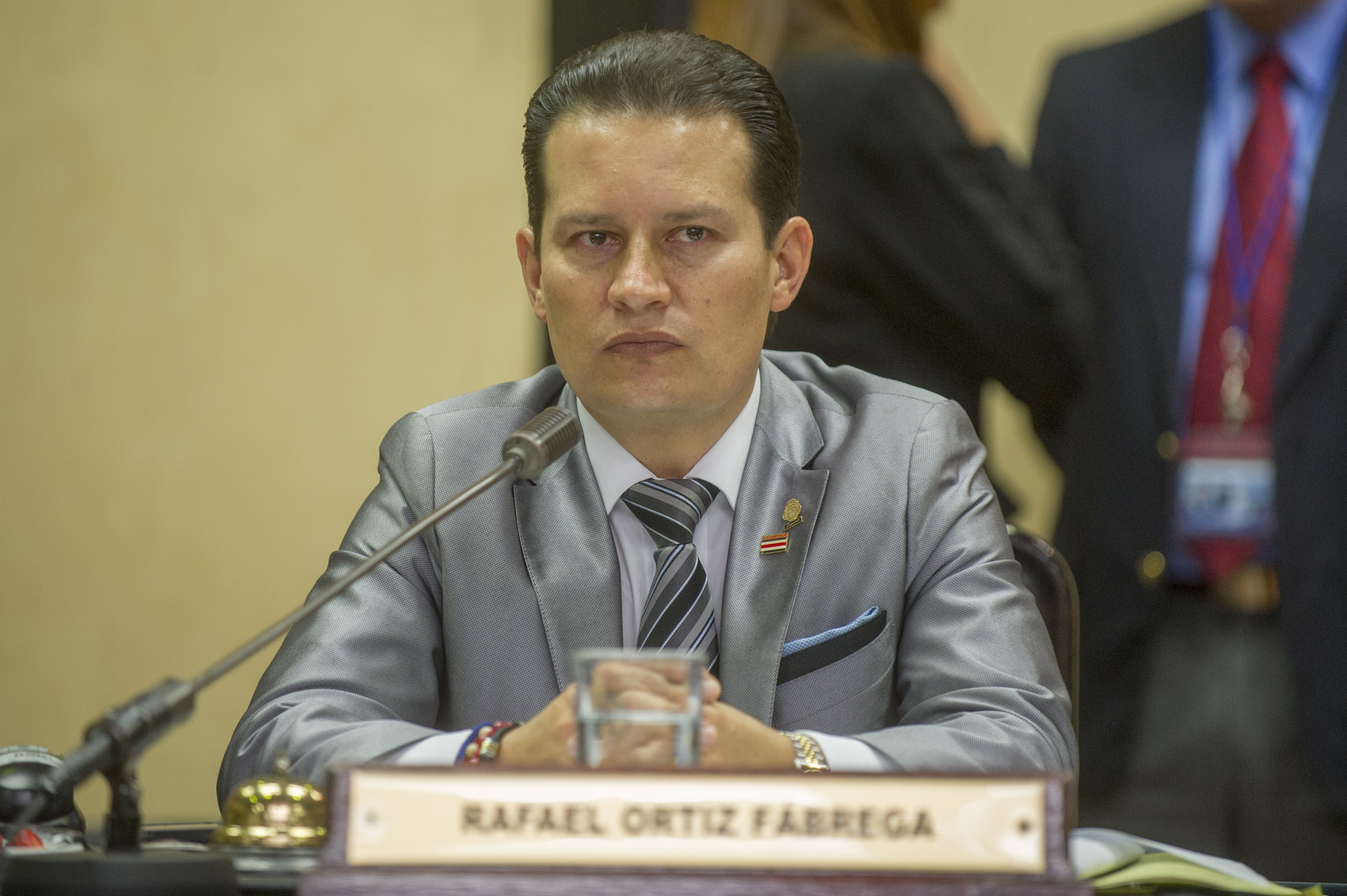 El diputado socialcristiano Luis Vásquez asegura que fue él quien citó a una reunión en su despacho al importador de cemento chino, Juan Carlos Bolaños, para conocer la situación de ese mercado.