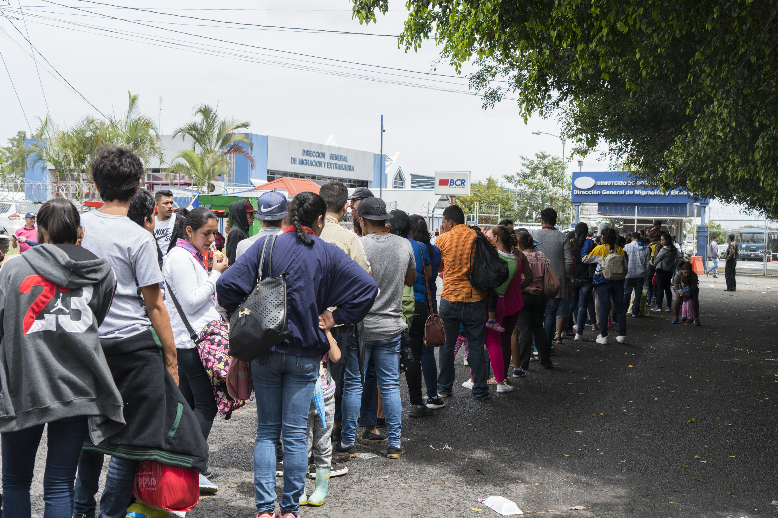 16-07-2018. Nicaragúenses hacen fila en las afueras de migración para poder obtener una cita solicitando refugio en Costa Rica debido a los conflictos que existen en Nicaragua. Fotógrafa Cristina Solís Cabrera