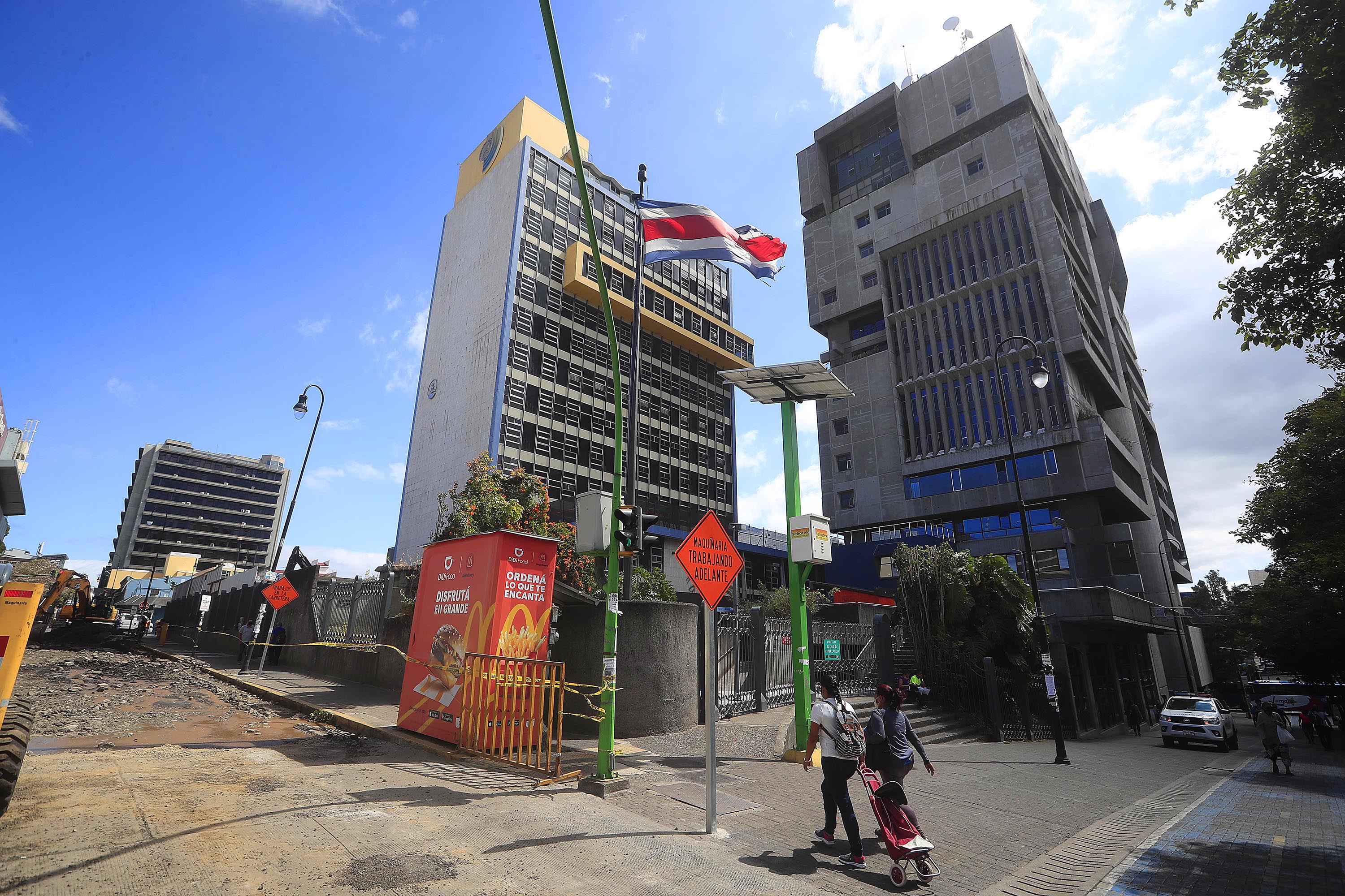 02/03/2022 San José. Iniciaron los trabajos de reforzamiento del edificio central de la Caja Costarricense de Seguro Social (CCSS). De momento se trabaja en la calle 5, frente al costado oeste de La Caja y en la entrada del edificio una pancarta alerta sobre el traslado de oficinas de atención al público.