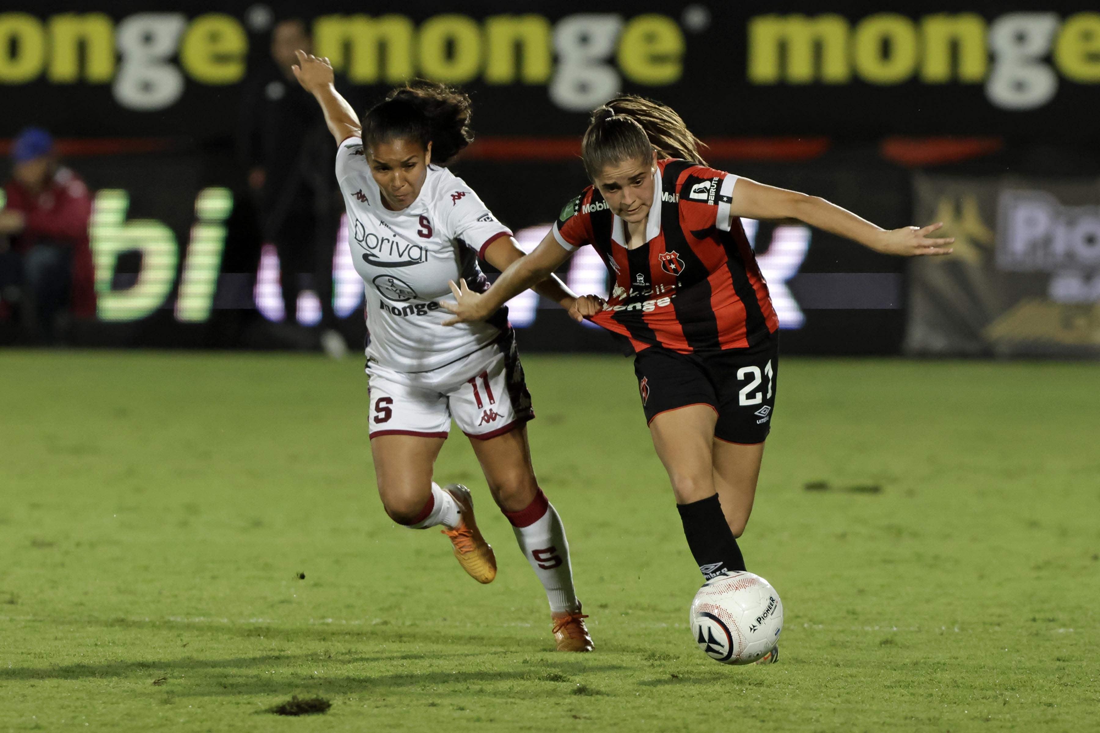 11/11/2023. Estadio Alejandro Morera Soto, Alajuela. Hora: 07:00 p.m. Clásico femenino de la Jornada 13 del Torneo de Clausura 2023 disputado entre la Liga Deportiva Alajuelense (LDA) y el Saprissa FF en el Estadio Alejandro Morera Soto. Fotos: Mayela López