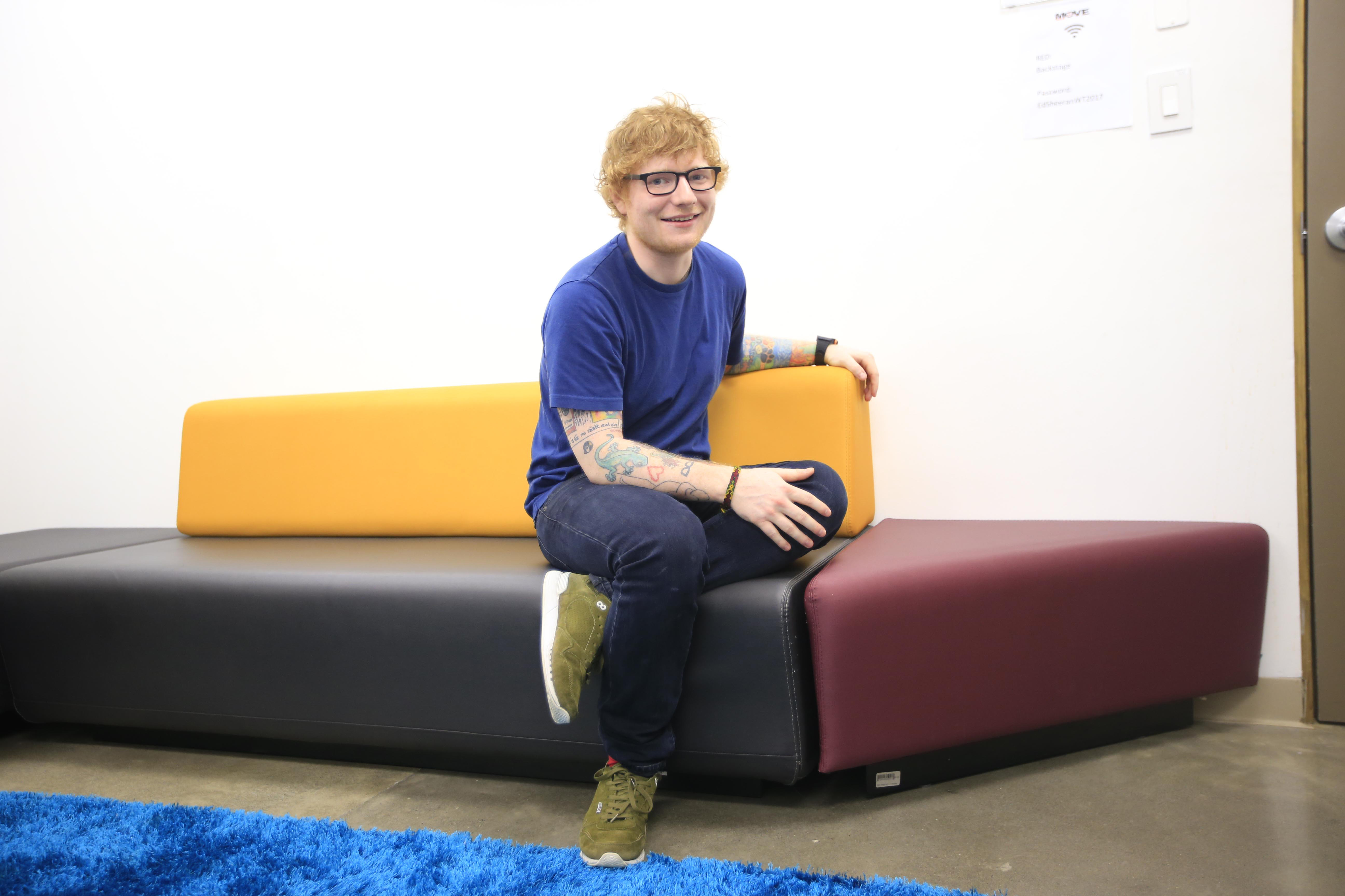 Amable y feliz, así se comportó Ed Sheeran durante la entrevista.