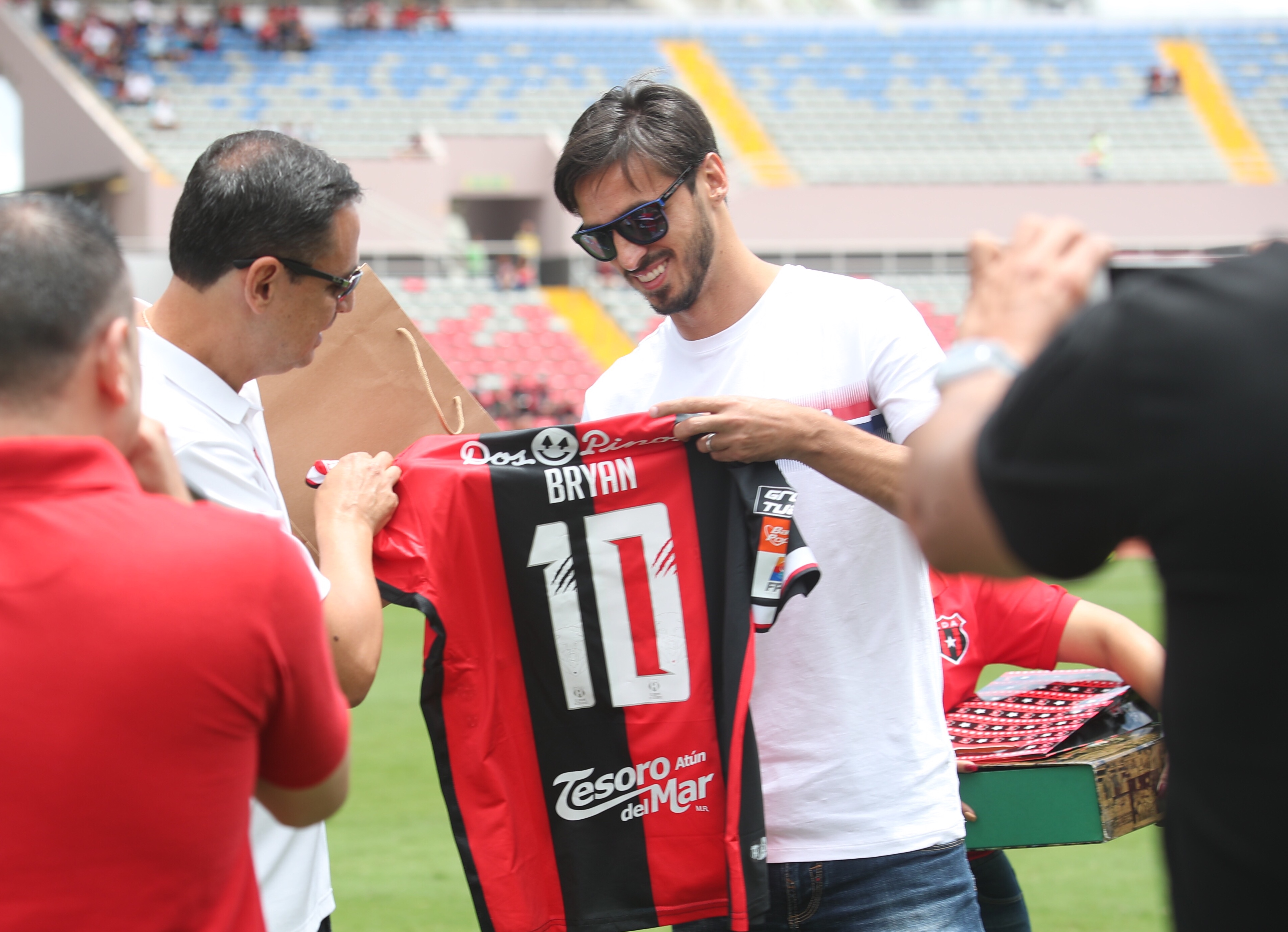 Alajuelense le hizo un homenaje a Bryan Ruiz en el fogueo contra Palmeiras. Fotografía: John Durán
