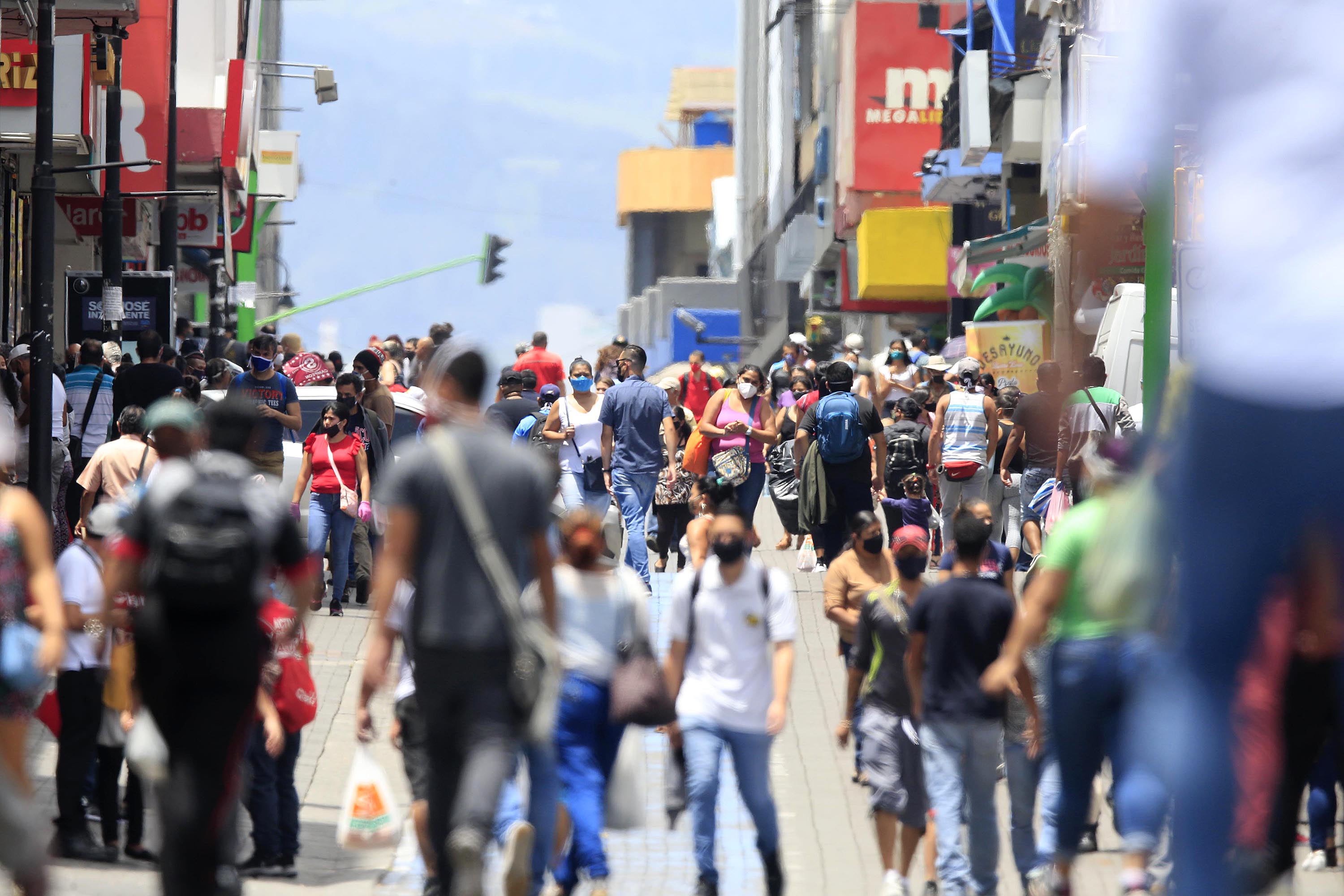 06/07/2020 San José. Este era el movimiento, con mucha gente en la calle, en la avenida cuarta, a las 11:50 a.m., al tiempo que siguen subiendo alarmantemente los casos positivos de covid-19. Foto: Rafael Pacheco