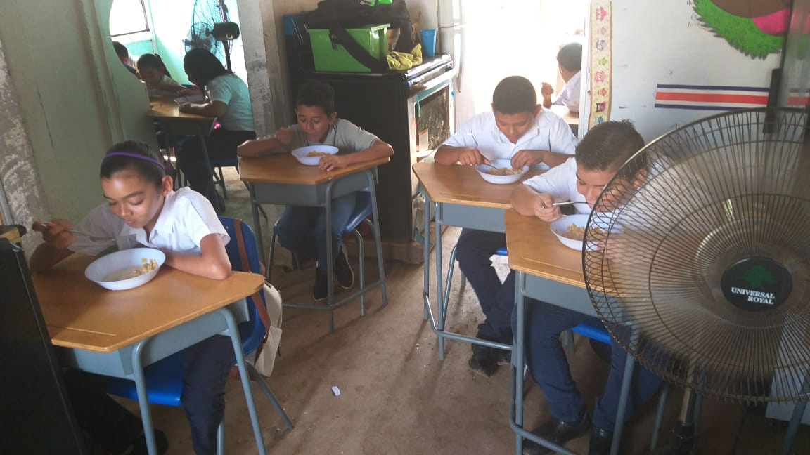 NACIONALES MATERIAL EMBARGADO HASTA EL 19 MAYO 2019
Credito: Cortesía Escuela El Humo en Nicoya.
La Escuela El Humo en Nicoya opera en una casa de bien social que alquilan desde 2012. En 42 metros cuadrados reciben clase y comen 27 escolares del centro educativo unidocente.