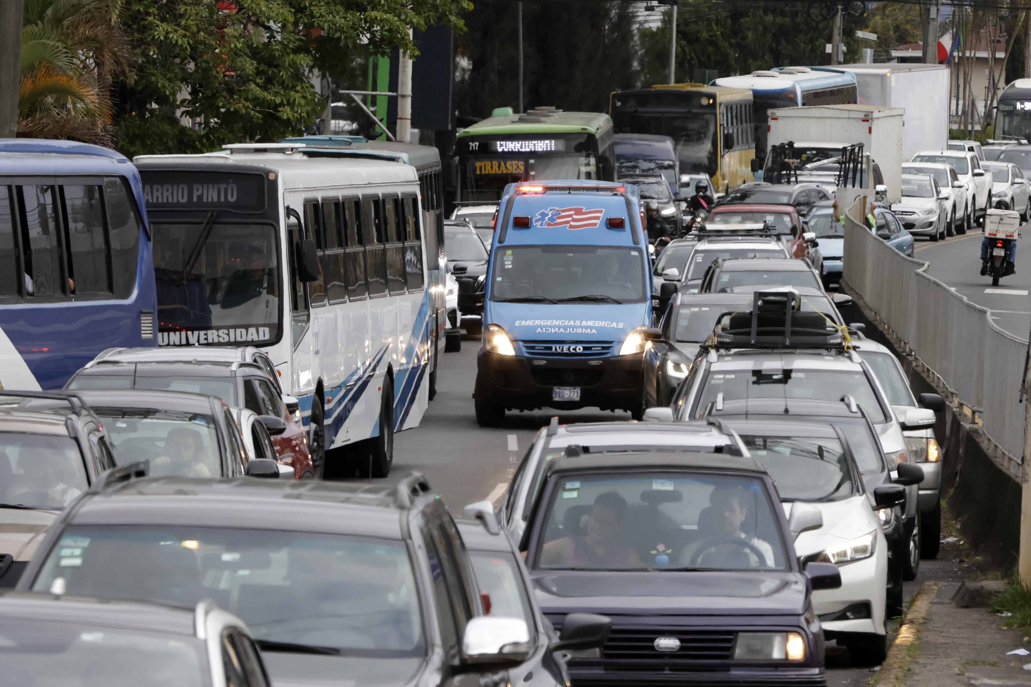 25/04/2024. San Pedro de Montes de Oca. Hora: 04:30 p.m.-06:30 p.m. Los autobuses de transporte público deben lidiar con los vehículos que utilizan el carril exclusivo para ellos en horas pico, en zonas como San Pedro de Montes de Oca. En la foto, tráfico cerca de la Fuente de la Hispanidad. Fotos: Mayela López