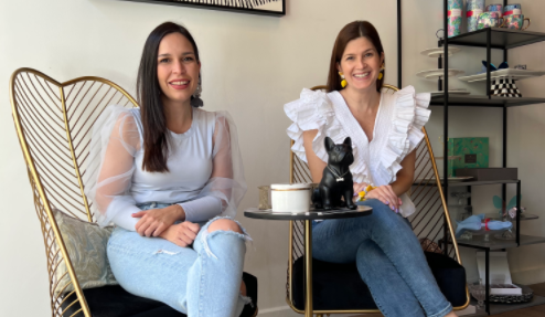 Miyi Sánchez Franchi y Alicia Rodríguez Doldán son dos mujeres venezolanas que empezaron de cero en Costa Rica luego de tener que dejar su país. Hoy, ambas son las mejores amigas y además, dueñas de un emprendimiento muy diferente al trabajo que realizaban antes. Foto: Cortesía