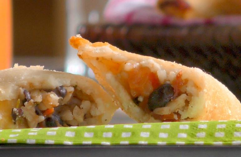 Empanadas de gallo pinto y queso | La Nación