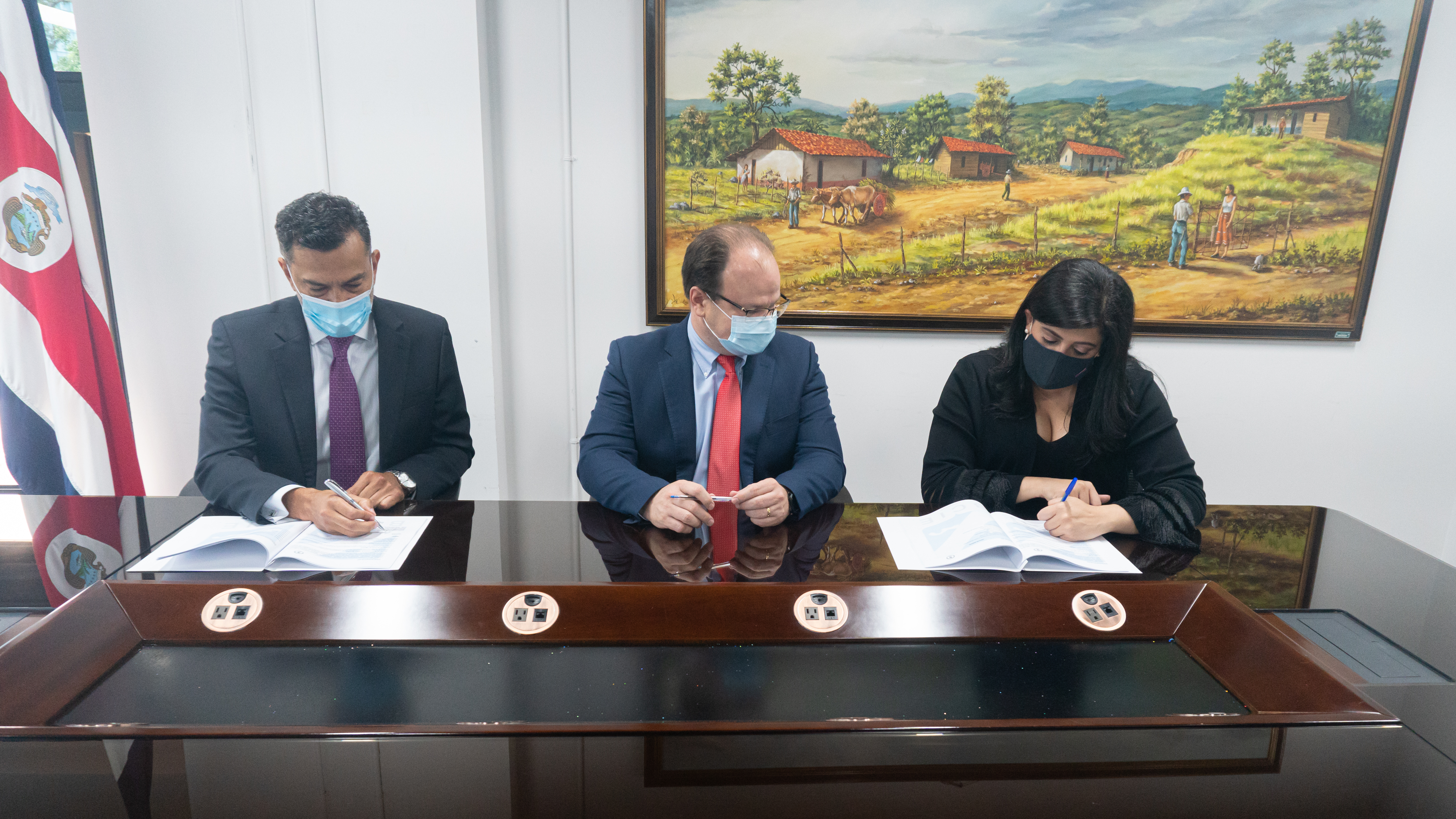 El Presidente Ejecutivo del BCIE, Dante Mossi (derecha), el ministro de Hacienda, Elian Villegas y Pilar Garrido, ministra de Planificación en la firma del préstamo. Cortesía.