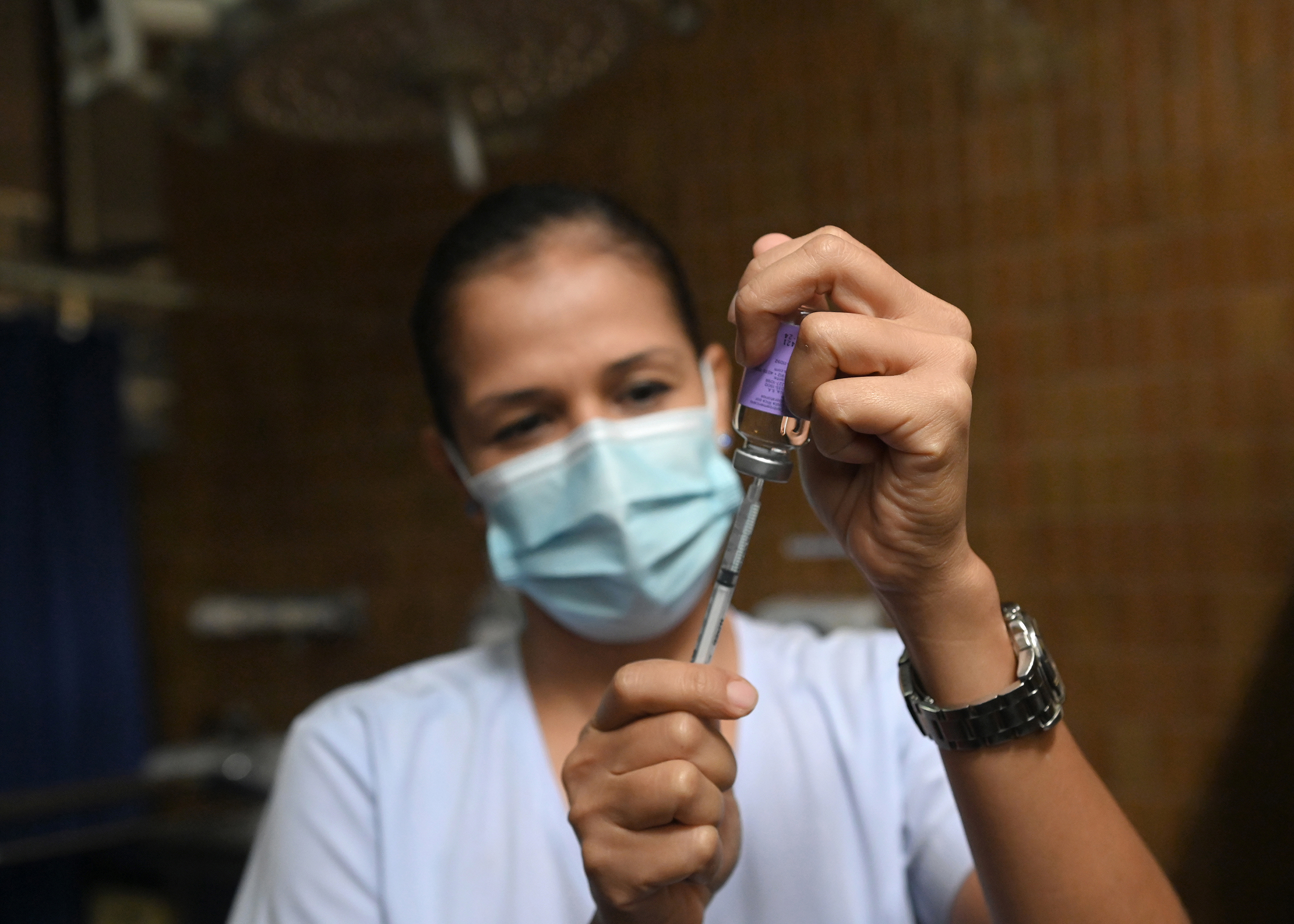 04 de mayo del 2022. Clínica Marcial Rodríguez en Alajuela. Recorrido por la unidad de cefaleas de la clínica Marcial Rodríguez. Entrevista con el doctor Gustavo Adolfo Mora y con varios pacientes. En la foto: Sharon Jiménez Herrera, auxiiliar de enfermería prepara las inyecciones para los pacientes. Foto: Albert Marín para la Nacion.