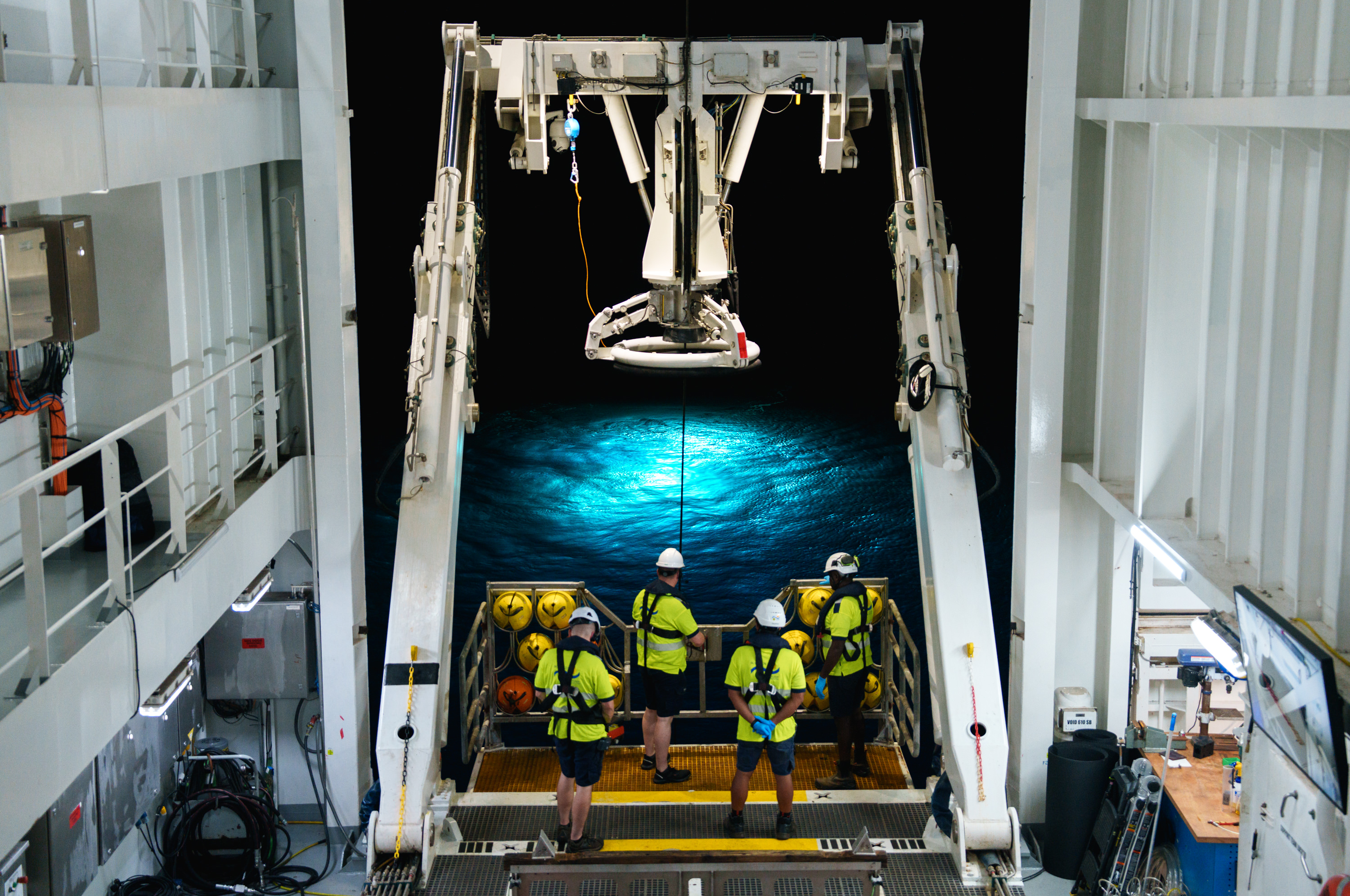 Este es el momento en el que el submarino baja. Lo azul que se observa son las luces del submarino, se van disipando conforme va descendiendo.
Fotografía: Schmidt Ocean Institute
Deployment of ROV SuBastian for Dive 532 on the Octopus Odyssey cruise: the blue glow of SuBastian's lights creating a beautiful illuminated pool which slowly fades as the vehicle descends.