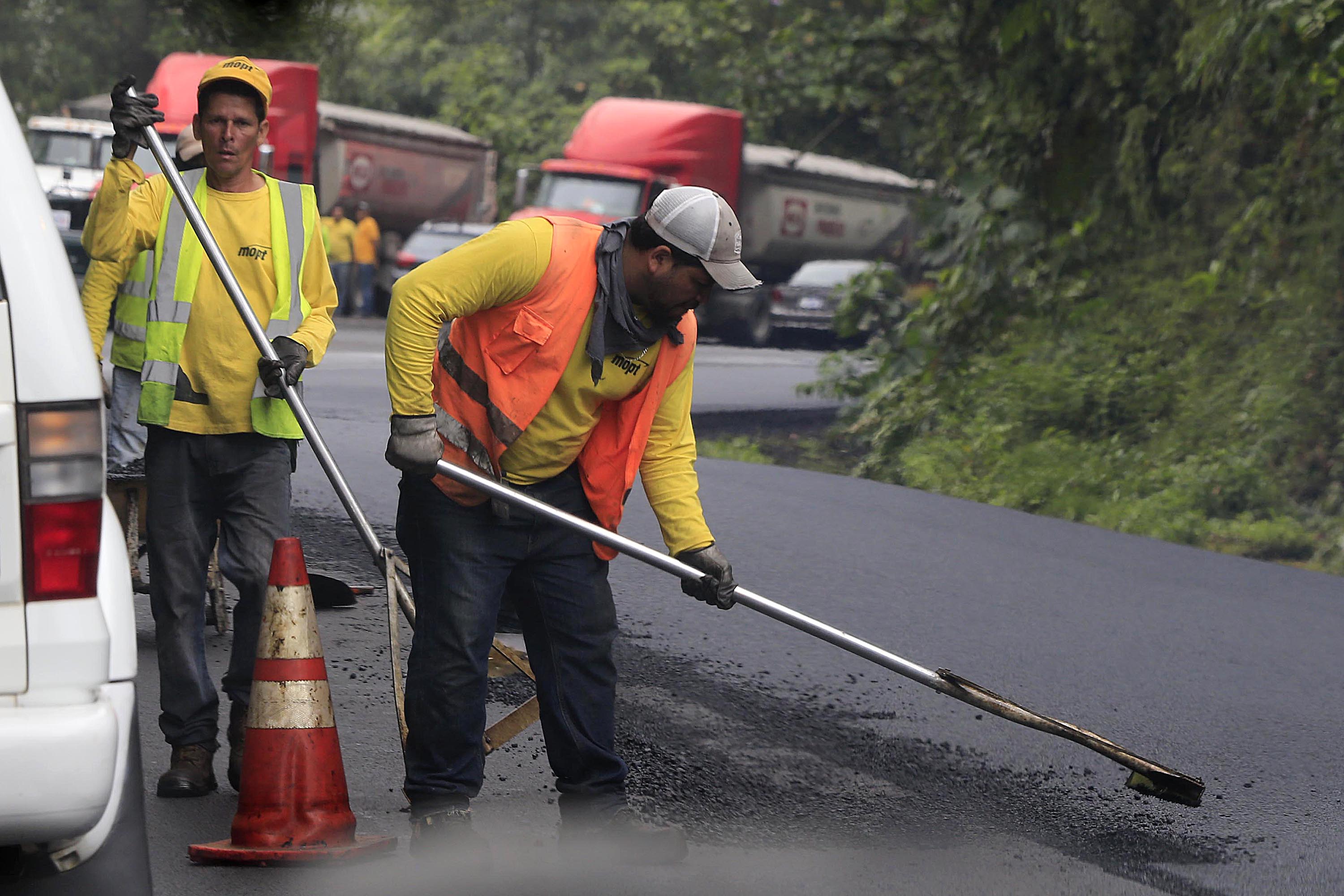 05/02/2020 Ruta 32. Trabajos de recarpeteo después del tunel Zurquí al paso por el parque Braulio Carrillo. Foto: Rafael Pacheco