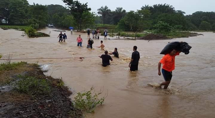 Lluvias afectaron tres casas en Paraíso de Cartago, mientras que en el sur del país los ríos Terraba en Osa y Matapalo en Puerto Jiménez de Golfito están crecidos provocando inundaciones. Foto: Alfonso Quesada