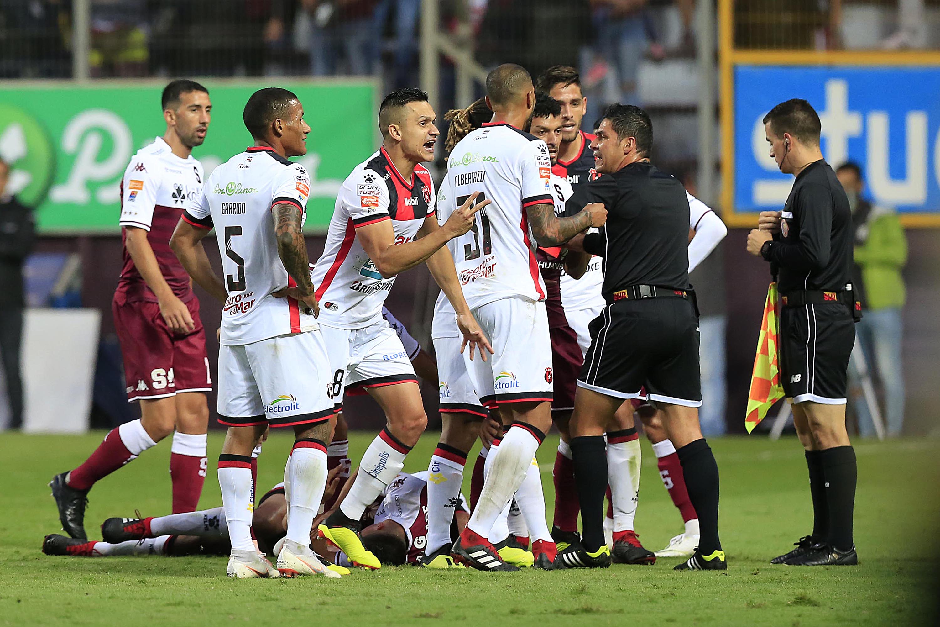 21/10/2018 Estadio Ricardo Saprissa, Tibás. El Deportivo Saprissa recibió a la Liga Deportiva Alajuelense, en partido de la Jornada 18, del Torneo de Apertura 2018. Morados y rojinegros jugaron el segundo clásico del campeonato. Foto: Rafael Pacheco