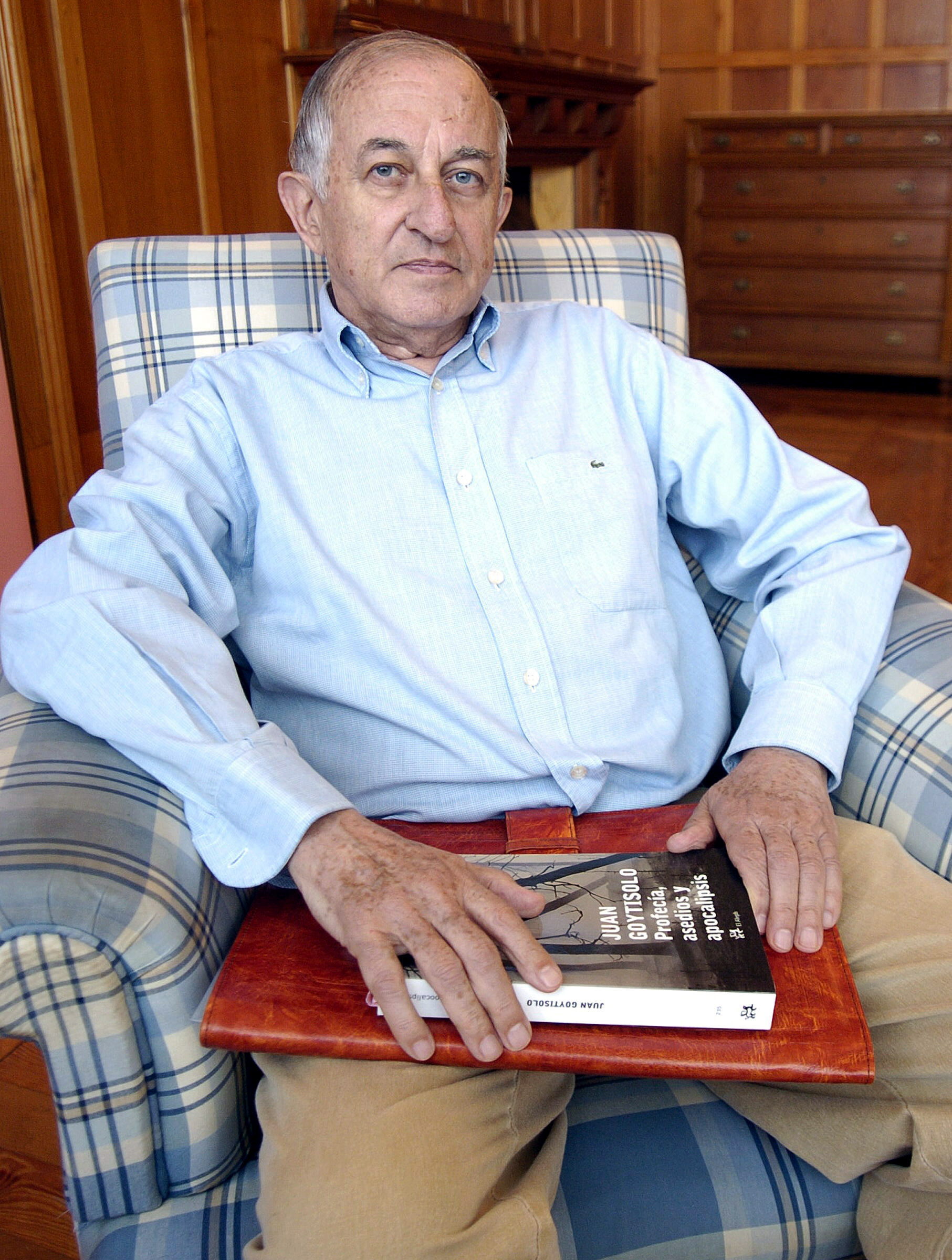 El escritor español Juan Goytisolo fue elegido como el ganador del Premio Cervantes 2014.