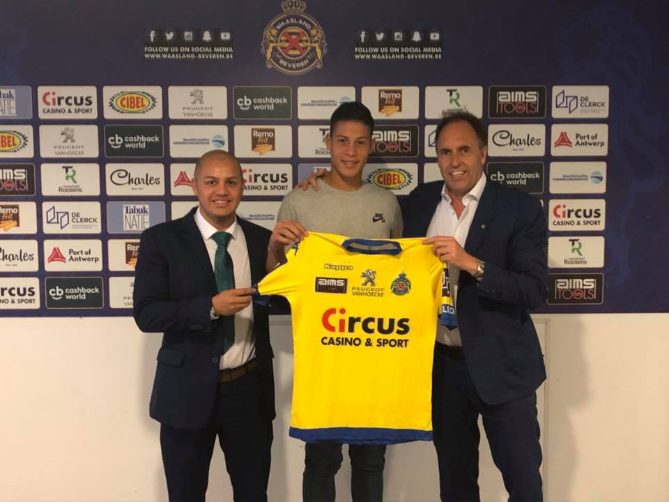 Alexis Gamboa posa con la camisa del Waasland-Beveren de Bélgica, junto con su representante José Luis Rodríguez (izquierda) y el presidente del cuadro europeo, Dirk Huyck (derecha). Fotografía: Cortesía.
