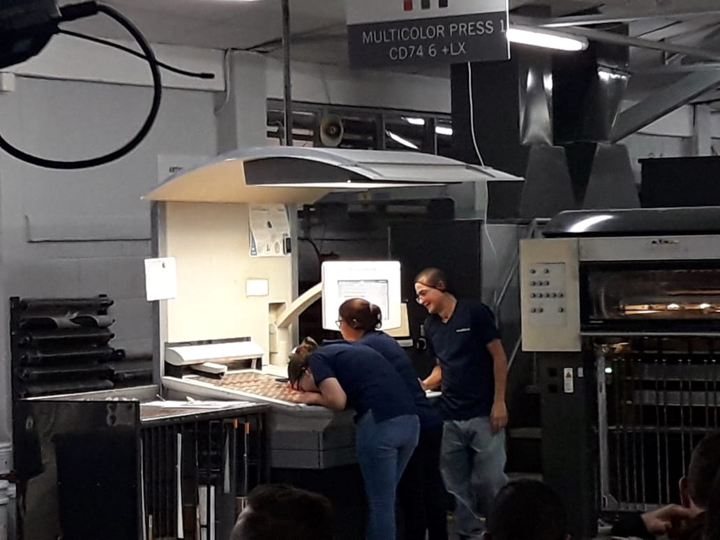 La Ley de Educación Dual fue firmada en las instalaciones de la empresa Grupo Vargas, en barrio Cuba, San José, dedicada a la fabricación de etiquetas comerciales y empaques. Foto: Josué Bravo
