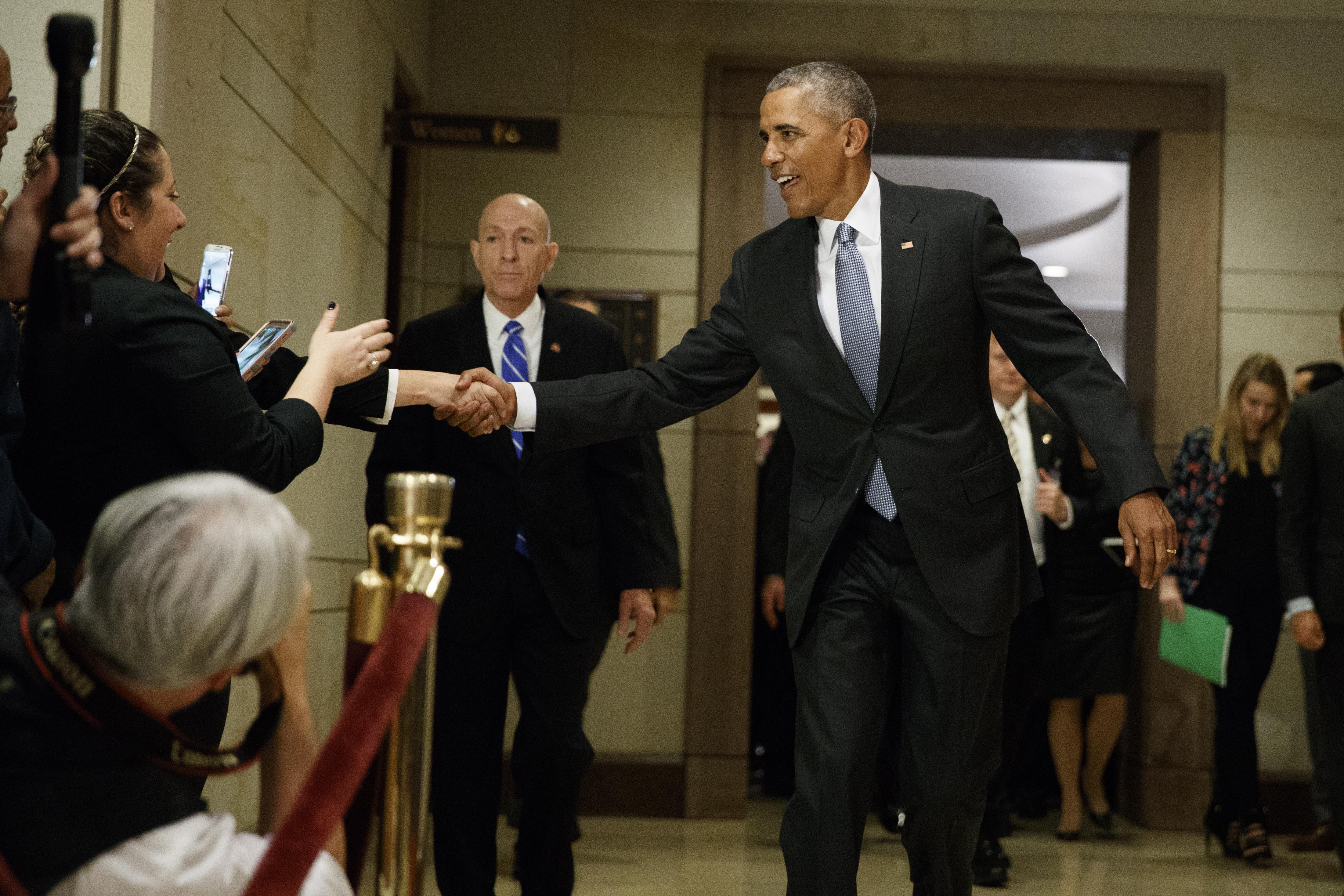 El presidente de Estados Unidos, Barack Obama, saluda a algunos empleados del Congreso al salir de un encuentro con congresistas de su partido Demócrata para motivarlos a luchar contra el desmantelamiento de la reforma de salud hecha por su gobierno.