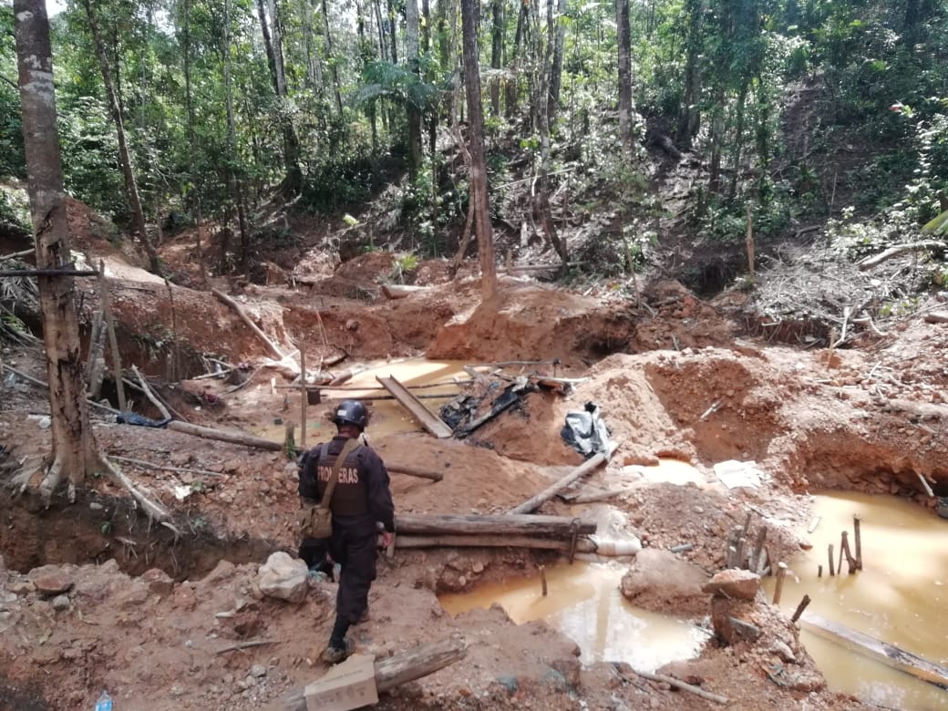 Autoridades del Sinac, la Fiscalía y la Policía ingresan a fincas cercanas a Crucitas en Cutris de San Carlos, para recorrer la zona en la que se desarrolla extracción de oro con mercurio. Fotografía: Vecinos de Cutris.