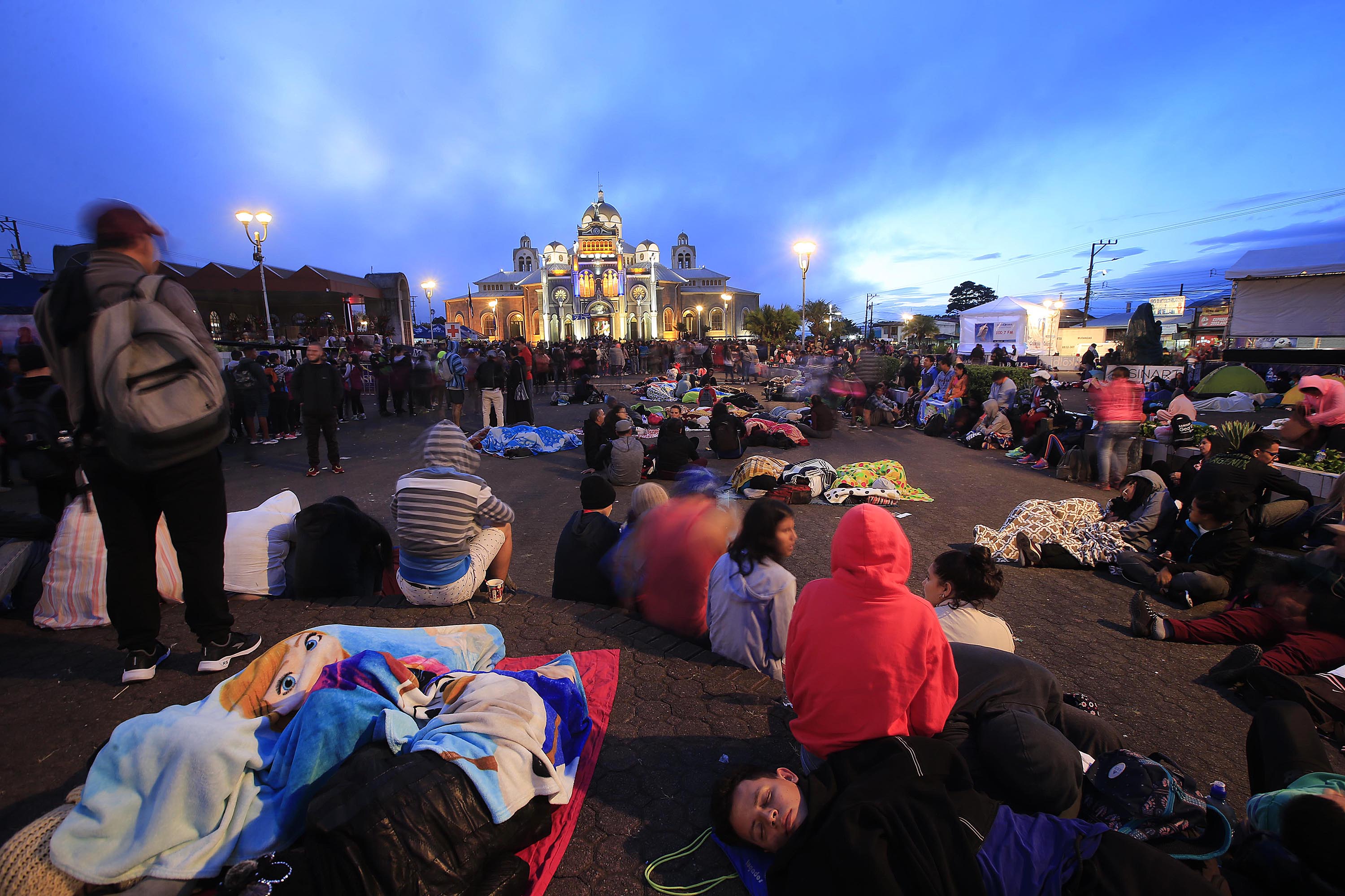 02/08/2019 Cartago. Miles de personas desfilaron por la Plaza de la Basílica de los Angeles durante la noche del 1 y madrugada del 2 de agosto. Las aceras o la calle se convirtieron asientos o camas temporales para descansar después de la romería. Y este era el ambiente, después de las 5 de la mañana. Foto: Rafael Pacheco
