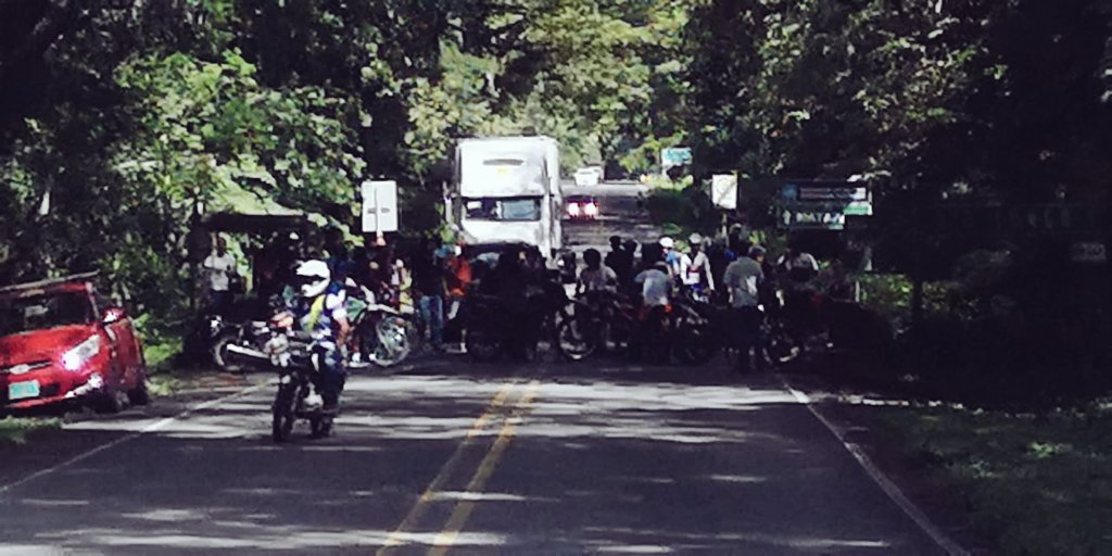 La Policía de Tránsito informó que el bloqueo de los coligalleros, con aperturas controladas, se inició este domingo, alrededor de las 9:30 a. m. Foto: Jeonnathan Caseres, subdirector Policía de Tránsito, Guanacaste.