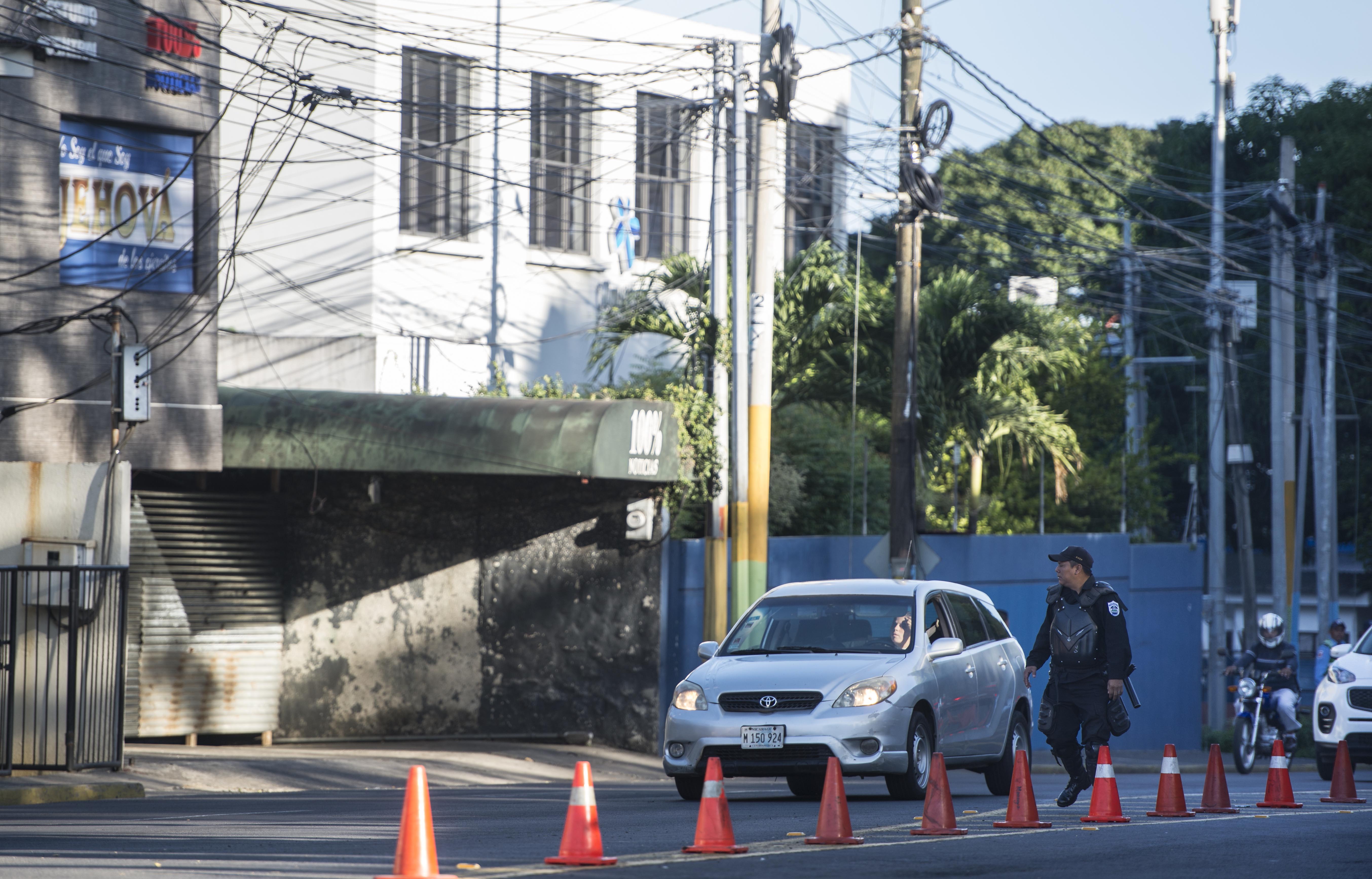 El inmueble de 100% Noticias, ubicado muy cerca de la cárcel El Chipote, permanece bajo custodia policial desde el viernes 21 de diciembre. Foto de Óscar Navarrete, cortesía de La Prensa para La Nación.