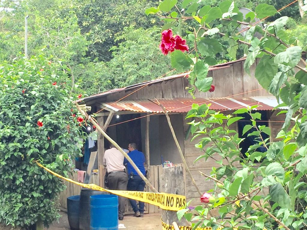 Dos jóvenes fueron asesinadas dentro de una casa de Penshurt, en Valle la Estrella, Limón. Foto: Raúl Cascante, corresponsal GN