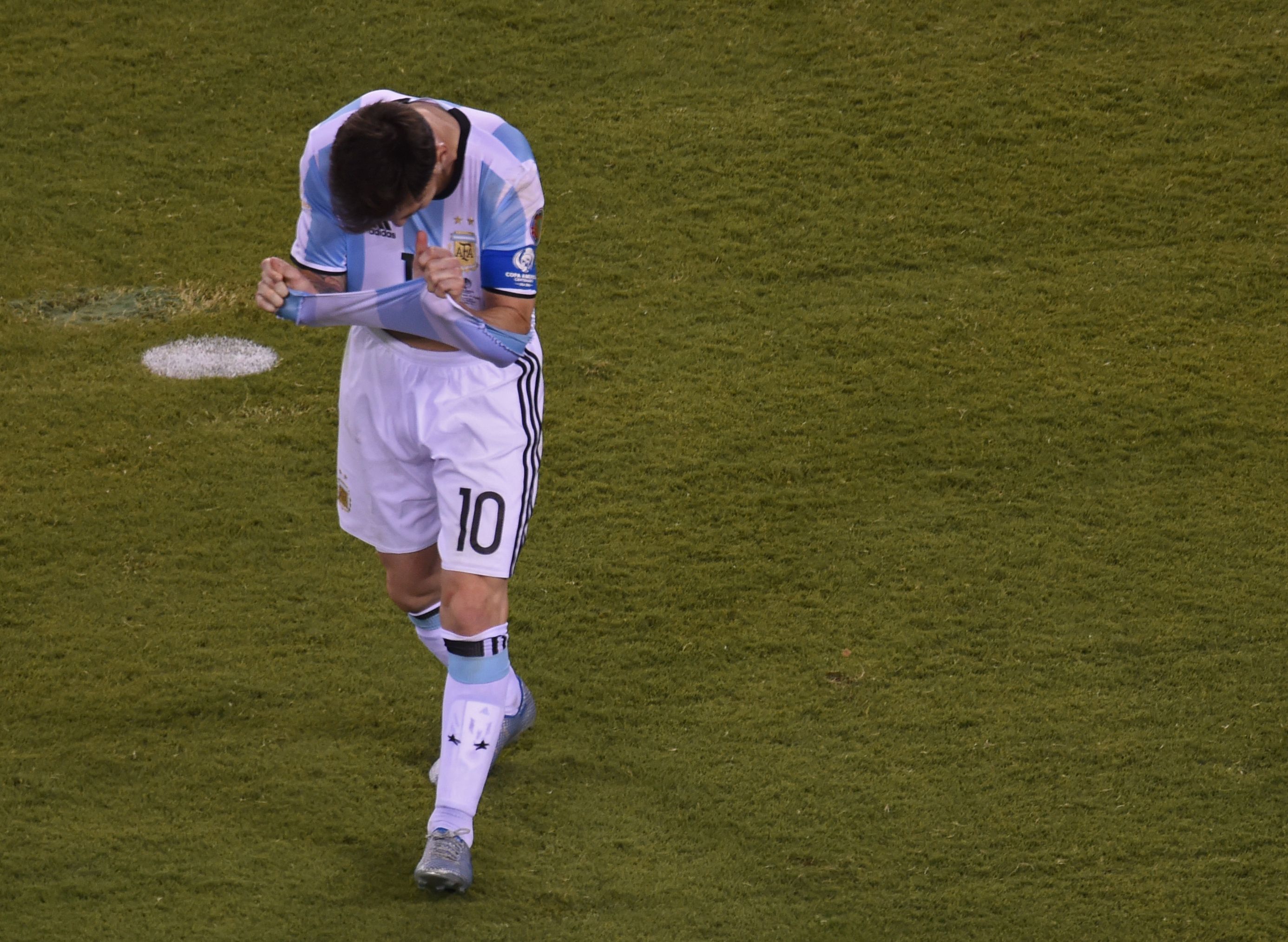 El desconsuelo de Messi fue evidente ante la derrota de Argentina en penales.