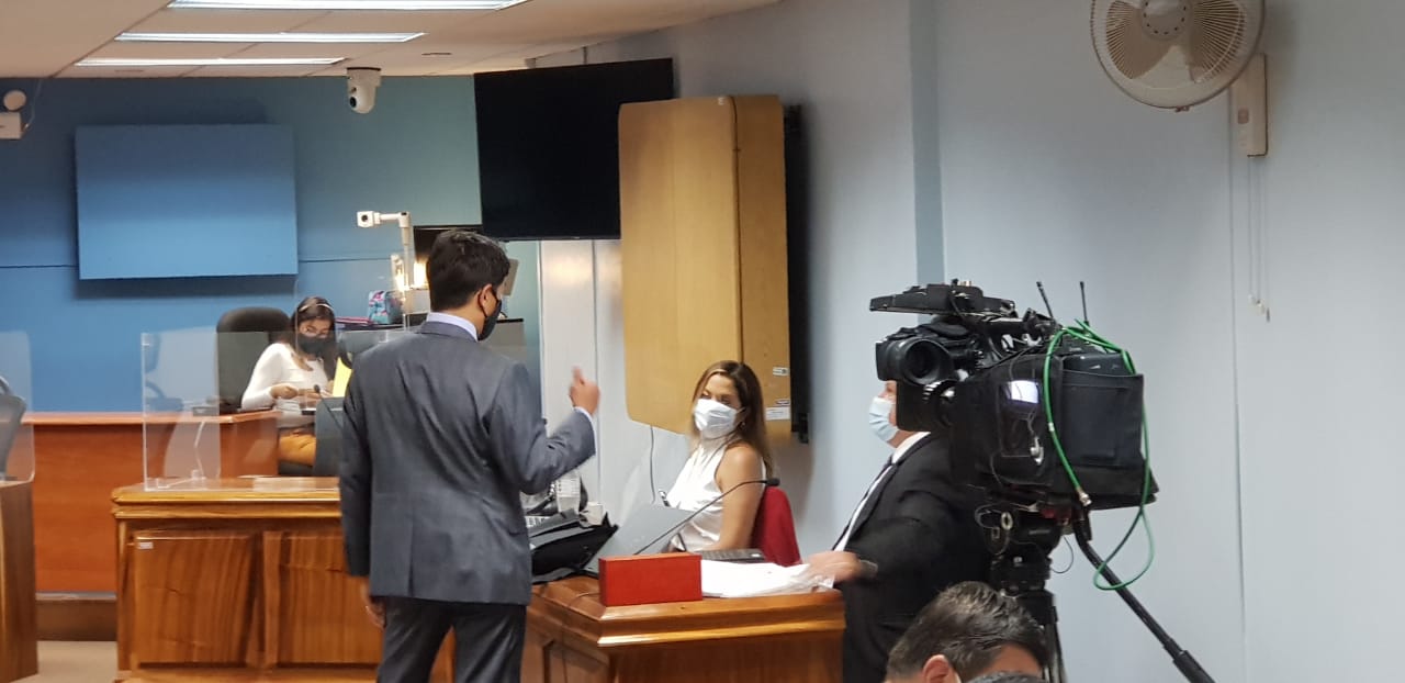 El abogado defensor Róger Guevara conversa con los representantes legales de los jugadores, Federico Torrealba y Gianna Cersósimo, momentos antes de la reanudación del juicio este miércoles.