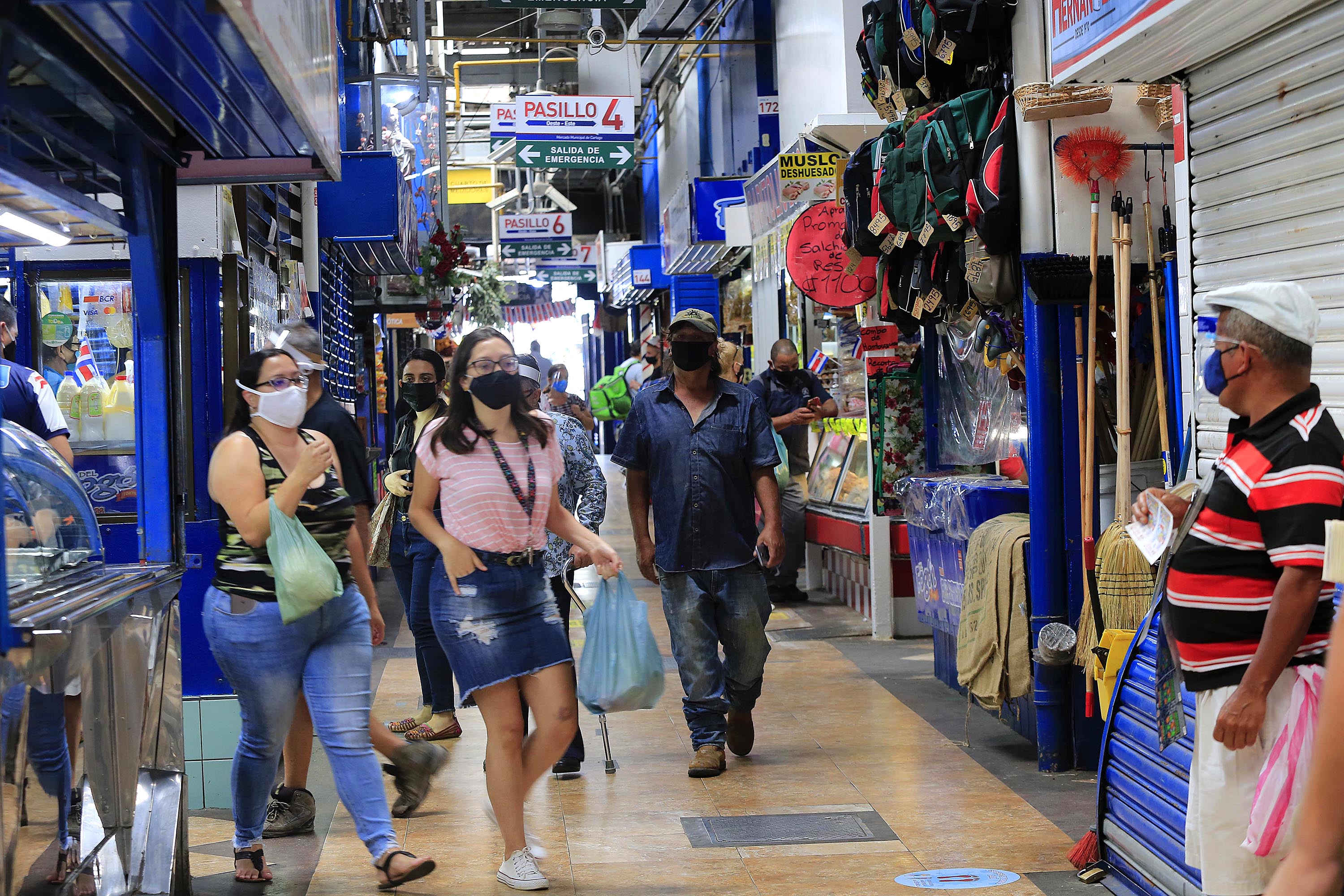 09/09/2020 Cartago. Este miércoles, primer día de la fase de apertura bajo un nuevo modelo de gestión de la pandemia, se registraron 1.327 casos nuevos, la cifra más alta diaria, con la cual se alcanzaron 51.224 enfermos. En las calles de Cartago se pudo observar personas que no usaban la mascarilla, como ordena el ministerio de Salud, o no la usan correctamente. También se aprecian casos de descato a cumplir con el debido distanciamiento físico, sobre todo en filas para abordar el autobús. En las entradas del mercado municipal le toman la temperatura a los visitantes y les ponen alcohol en gel en las manos. Foto: Rafael Pacheco