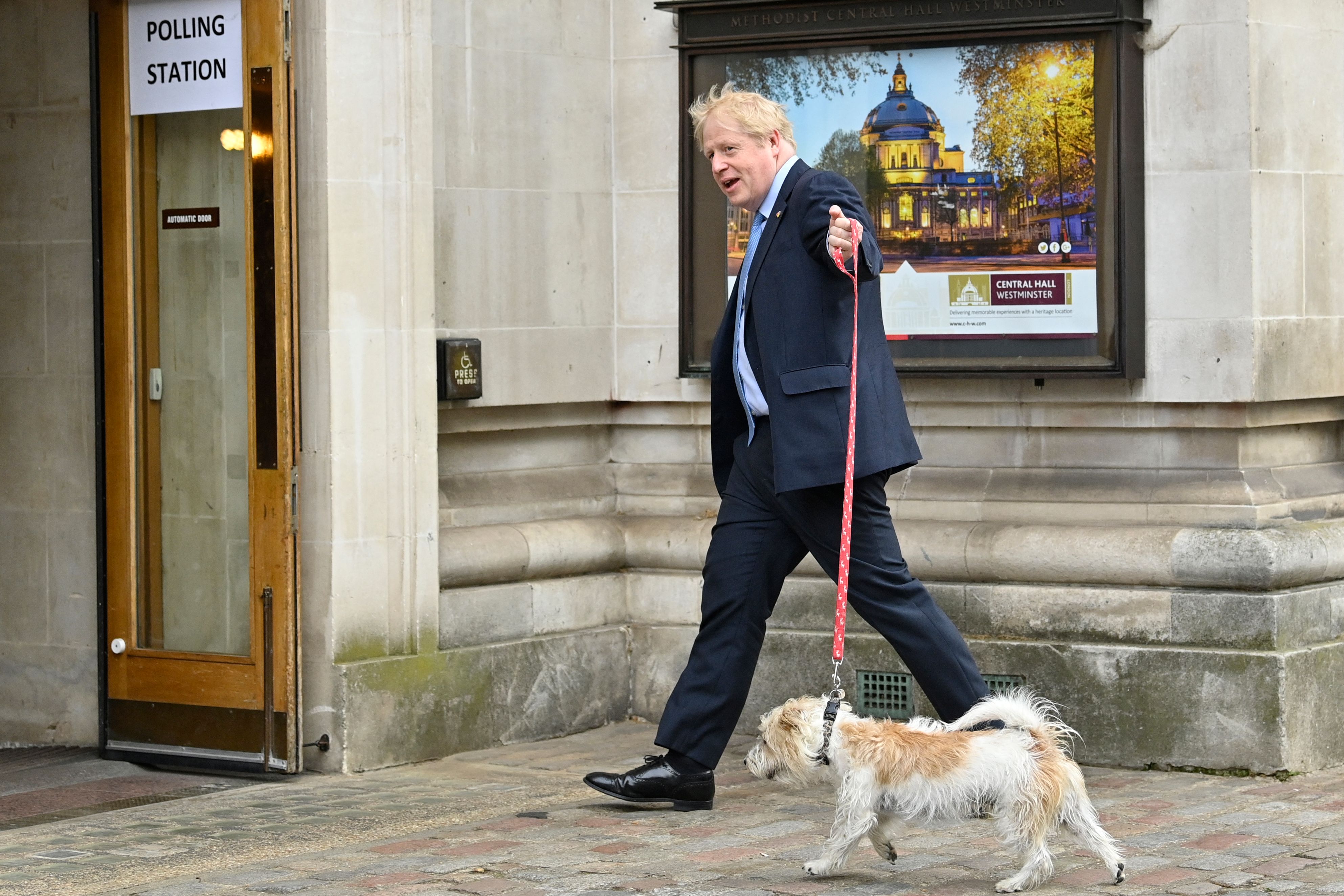 TOPSHOT - Britain's Prime Minister Boris Johnson arrives with his dog Dilyn at the Methodist Hall in central London to cast his vote in local elections on May 5, 2022. - Polls opened across the UK in local and regional elections that could prove historic in Northern Ireland and heap further pressure on embattled Prime Minister Boris Johnson. (Photo by JUSTIN TALLIS / AFP)