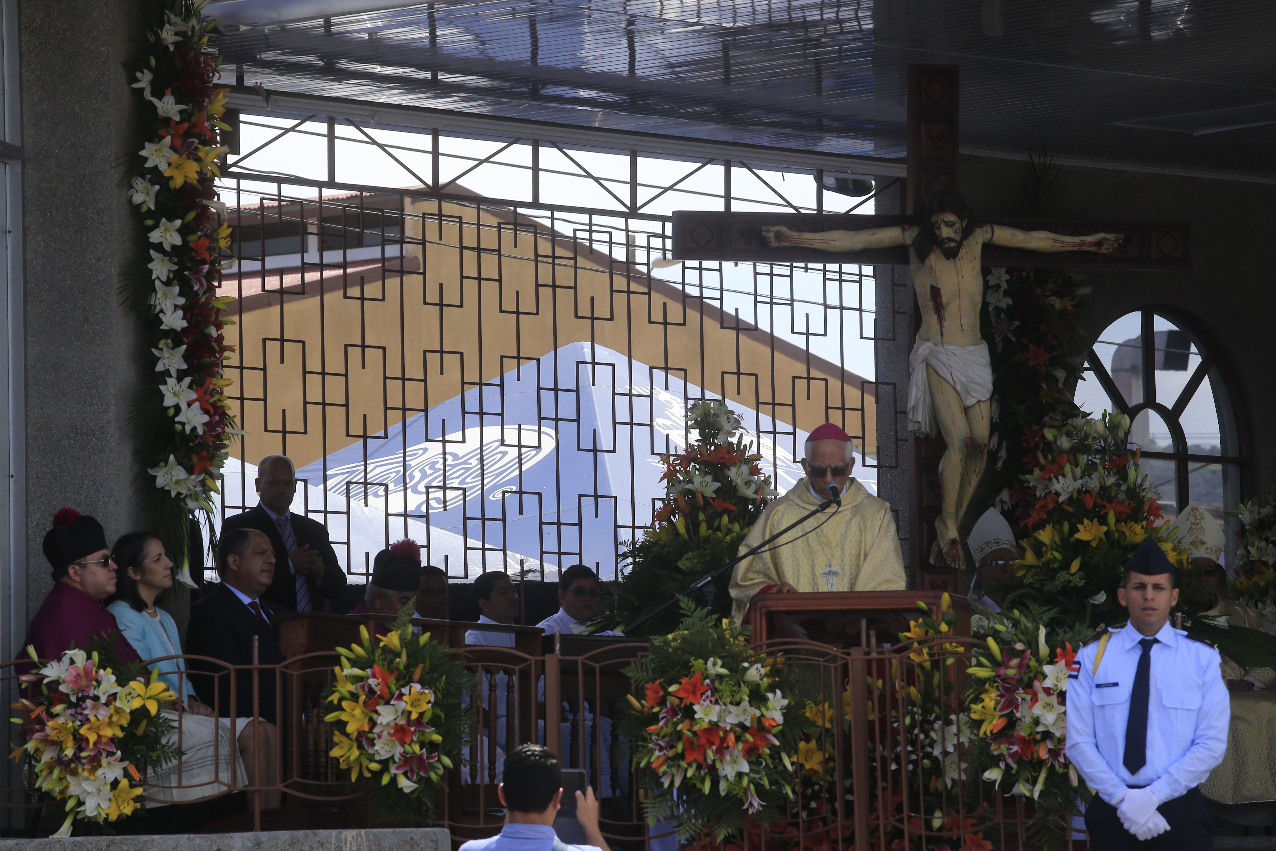 El religioso recalcó que dichos proyectos "buscan favorecer a ciertos intereses económicos tanto nacionales como extranjeros".