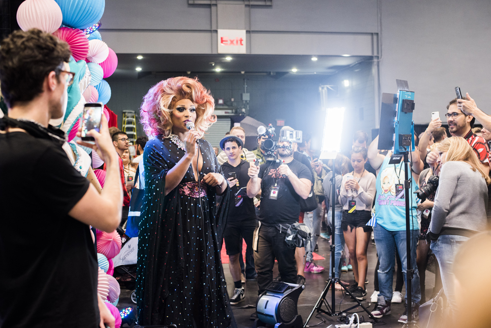 Historias de superación. El DragCon también es una vitrina para conocer a las drag queens más populares, hablar con ellas de los momentos difíciles que han tenido que superar por el rechazo y la discriminación. La emoción es tal, que todos quieren inmortalizar cada segundo con las cámaras de sus celulares.