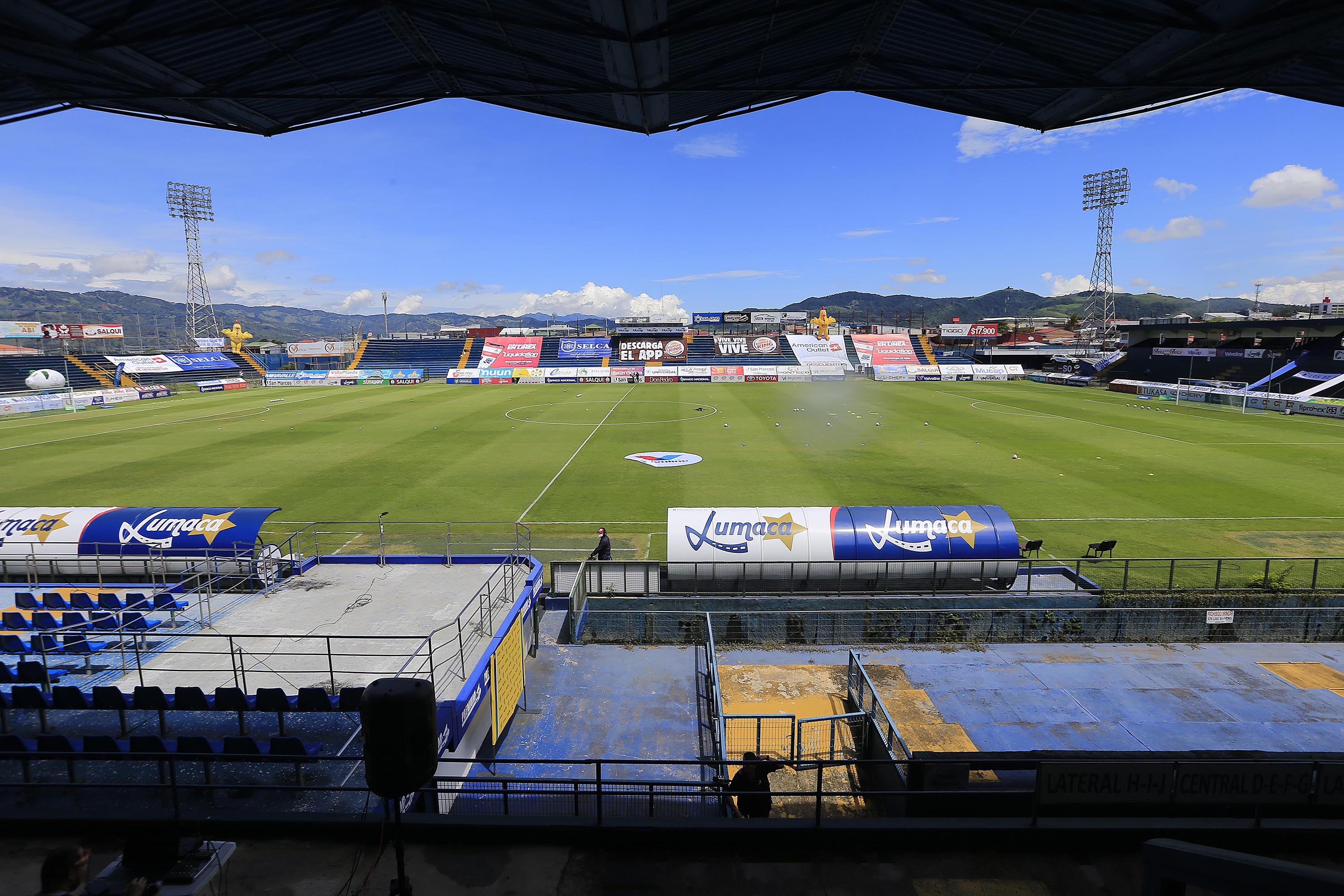 10/06/2020 Estadio Fello Meza, Cartago. El Club Sport Cartaginés recibió al Deportivo Saprissa, en el partido de ida, de la primera semifinal de la Copa Promérica, Clausura 2020. El juego se desarrolló a puerta cerrada, sin público, según el protocolo de Unafut avalado por el ministerio de Salud. En ambiente previo destacó una caravana de vehículos que partió a las 9:20 a.m. desde el cementerio general, por la avenida 0. Foto: Rafael Pacheco