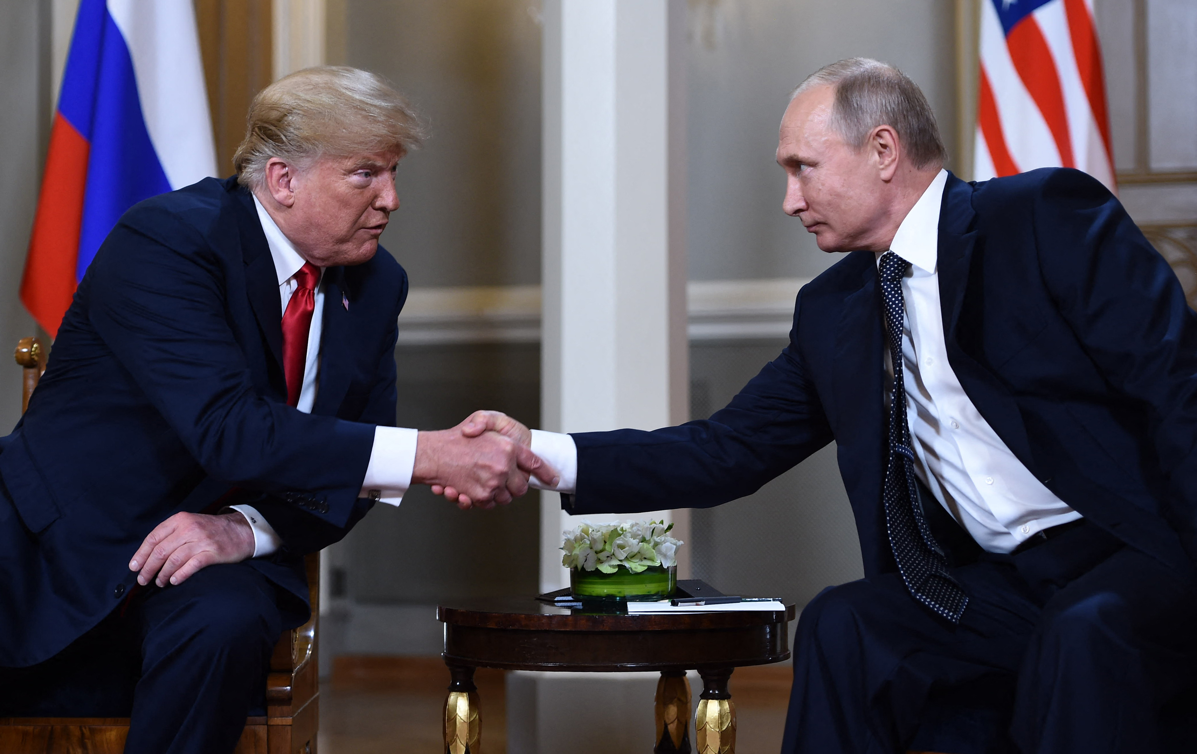 El presidente ruso, Vladímir Putin (der.), y el presidente estadounidense, Donald Trump, se estrechan la mano antes de una reunión en Helsinki el 16 de julio de 2018. Fotografía: