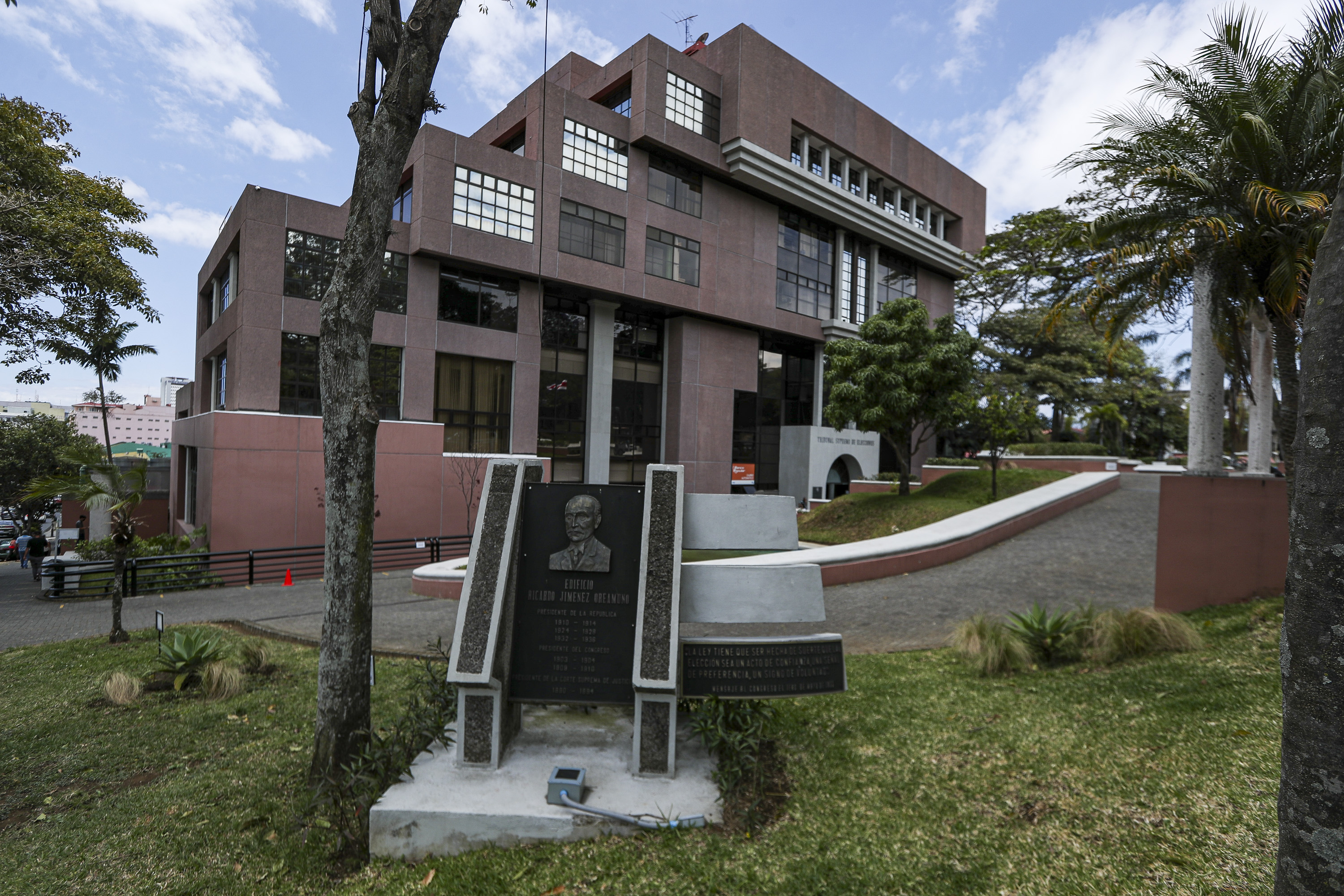23/02/2022, San José, fotografías de el edificio del TSE.